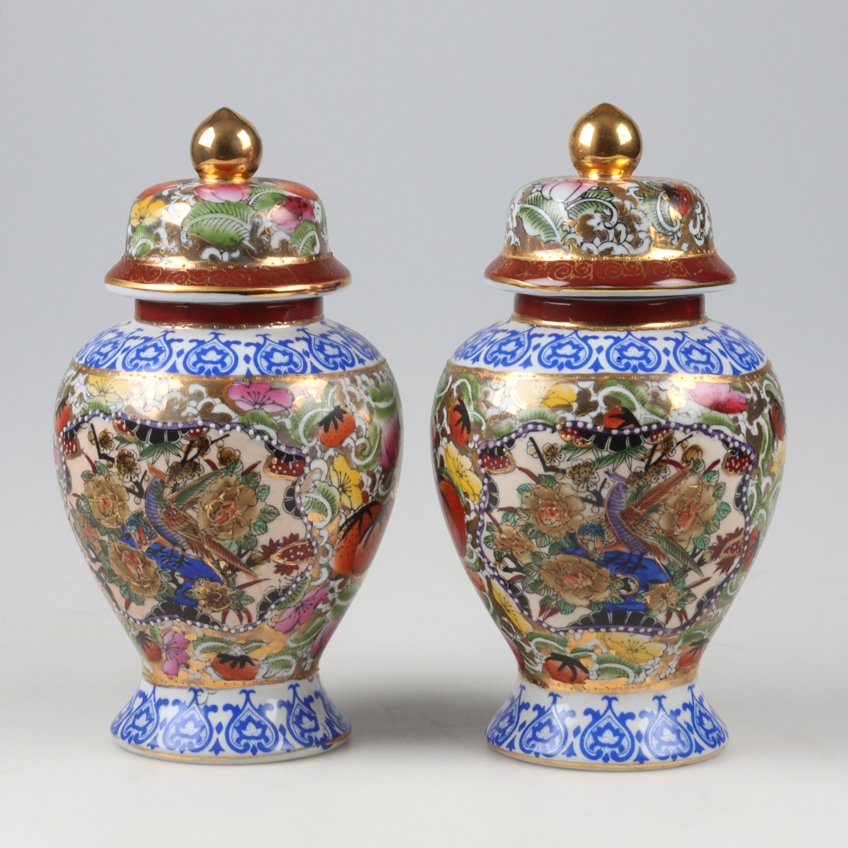 LOCKURNOR, 2 st, porslin, Kina, 1900-tal.