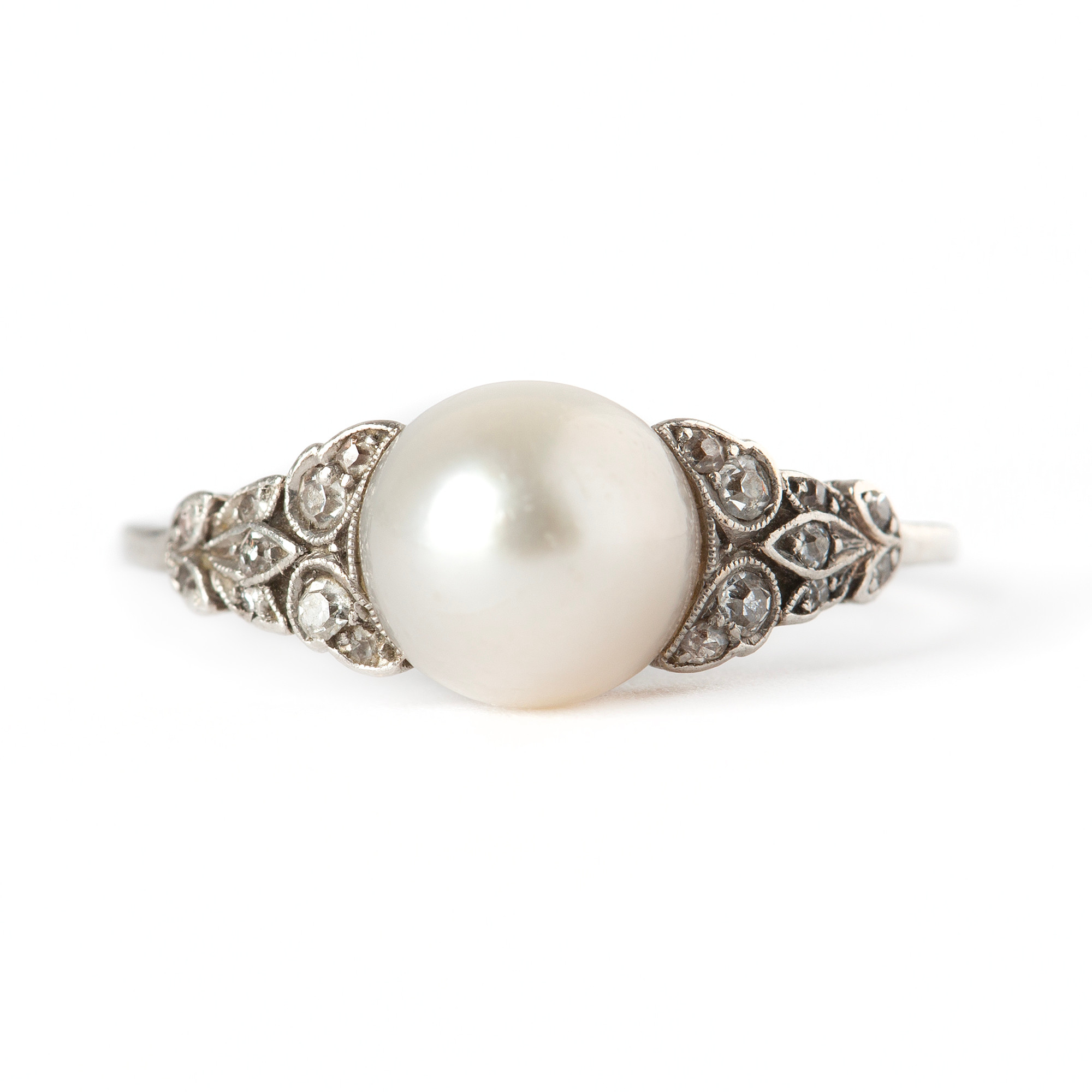 RING, platina med odlad pärla och gammalslipade diamanter.