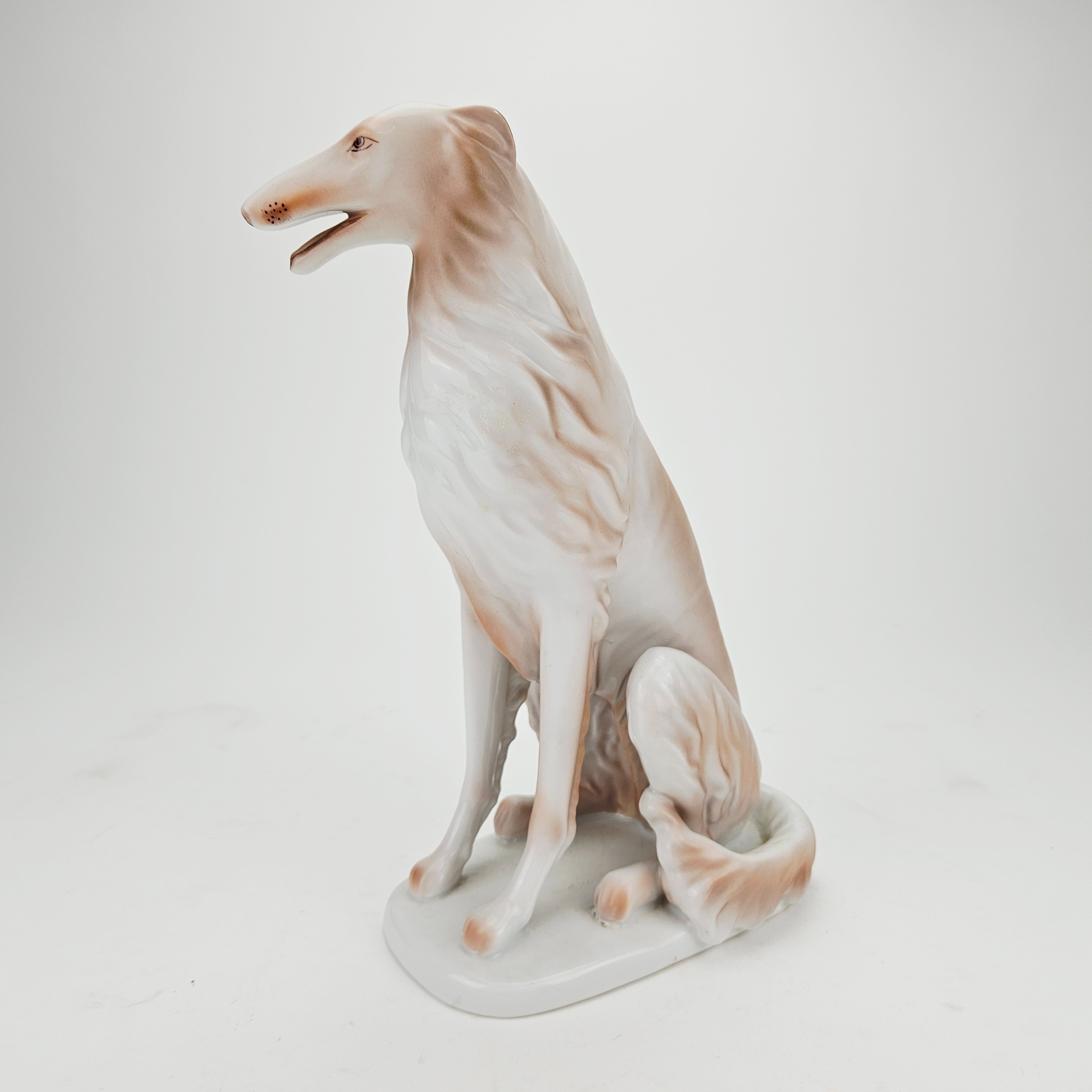 FIGURIN, porslin, Borzoi, Hollohaza, Ungern.