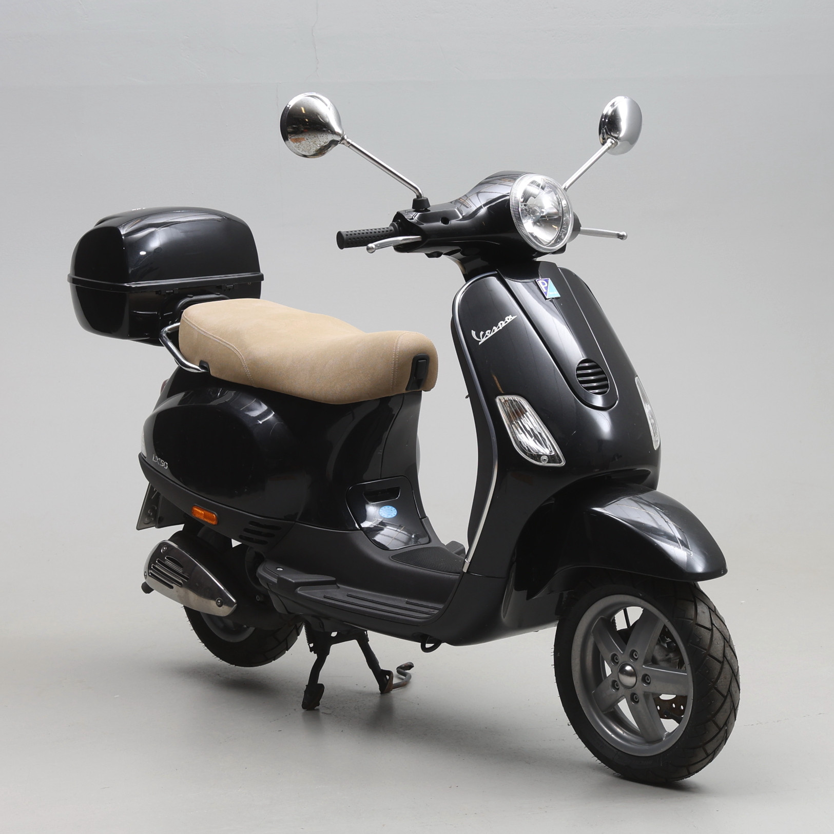 Vespa LX50, med hjälm.