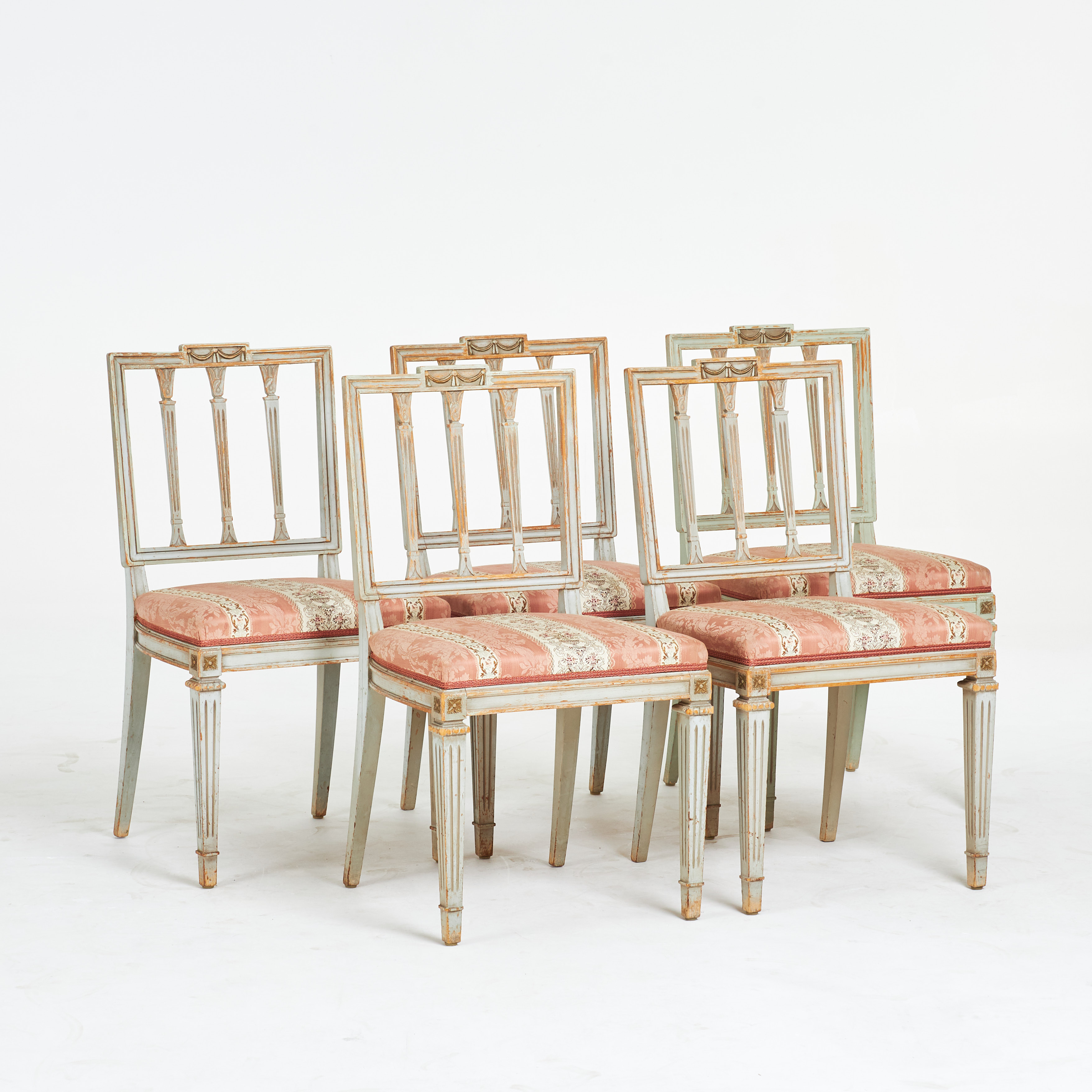 STOLAR, 5 st, sengustaviansk stil, 1900-tal, bemålade, träskuren dekor, textilklädda sitsar.