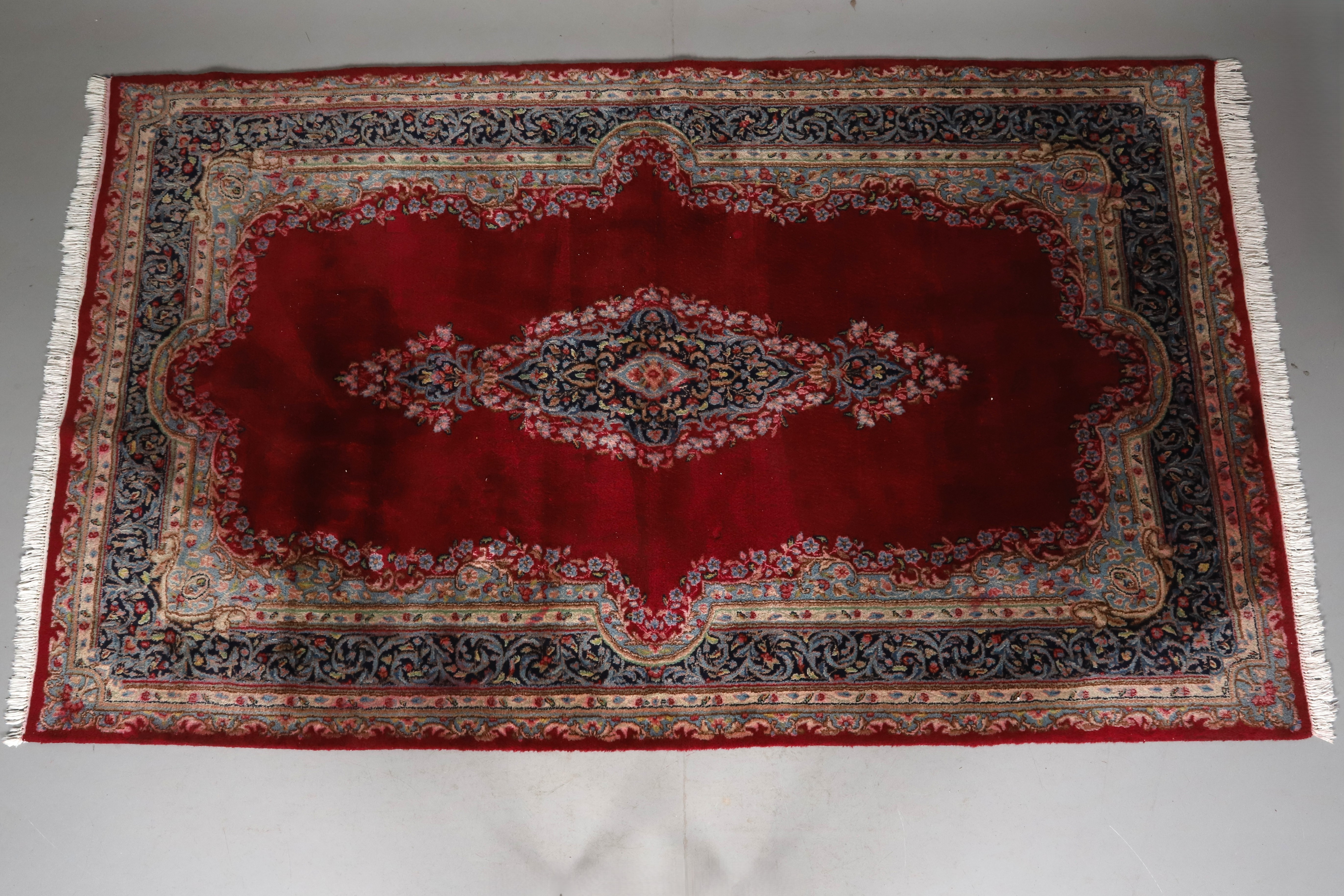 MATTA. Handknuten. Kirman, ca 161 x 271 cm.