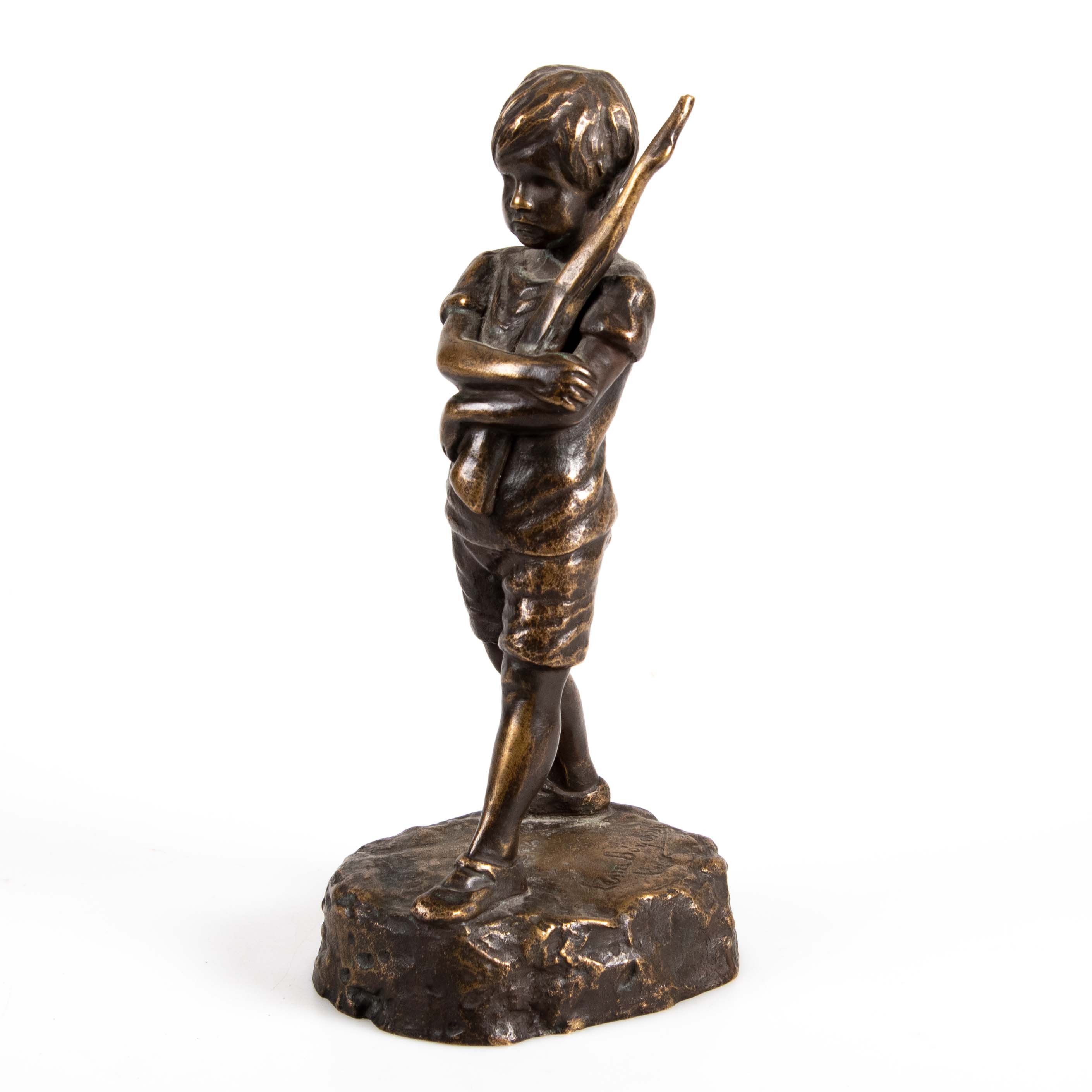 LENA  BÖRJESSON. Skulptur, brons. Pojke med gevär, signerad, gjutarstämpel Stenders förlag, Eneret.