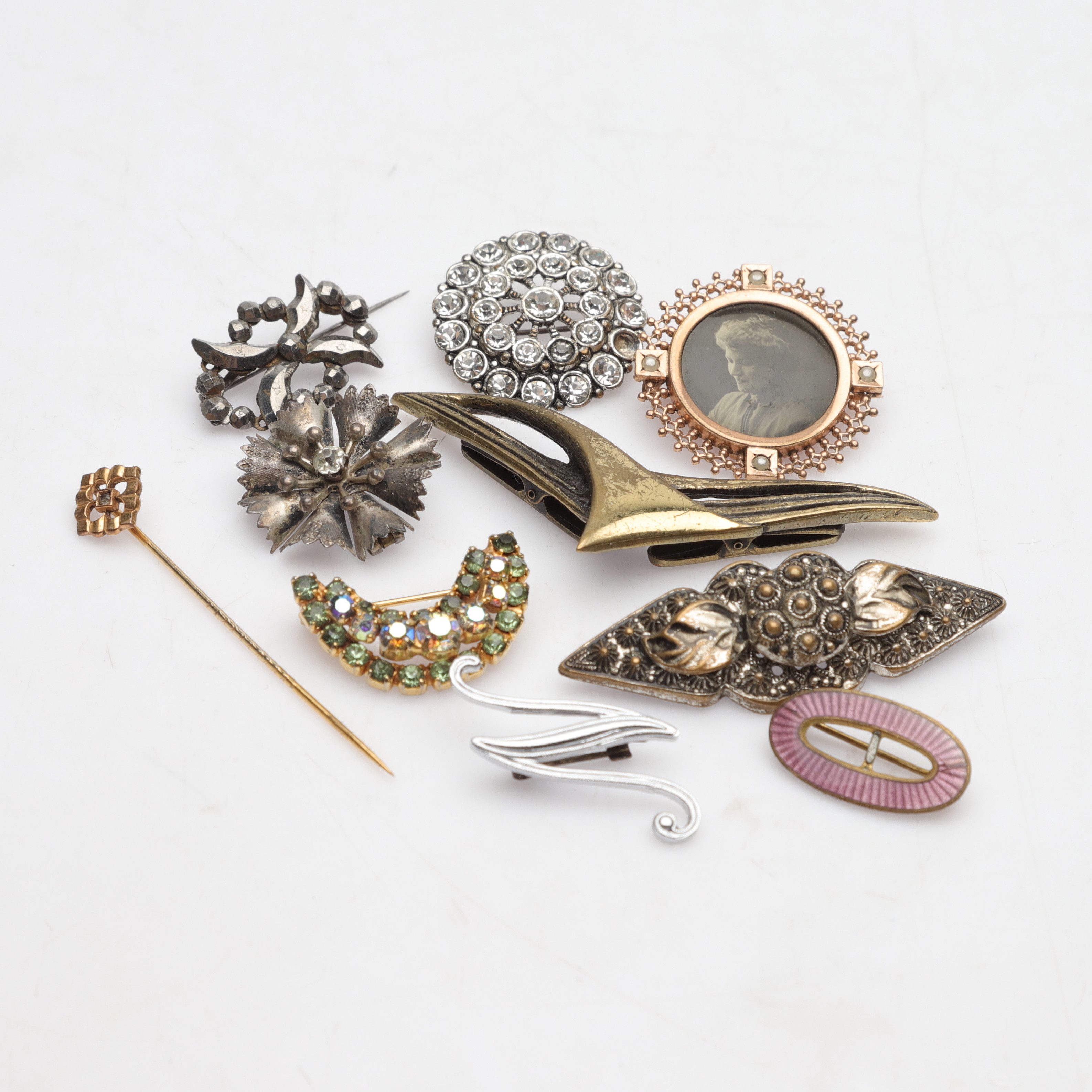 BROSCHER, 10 st, olika material, 1900-tal.