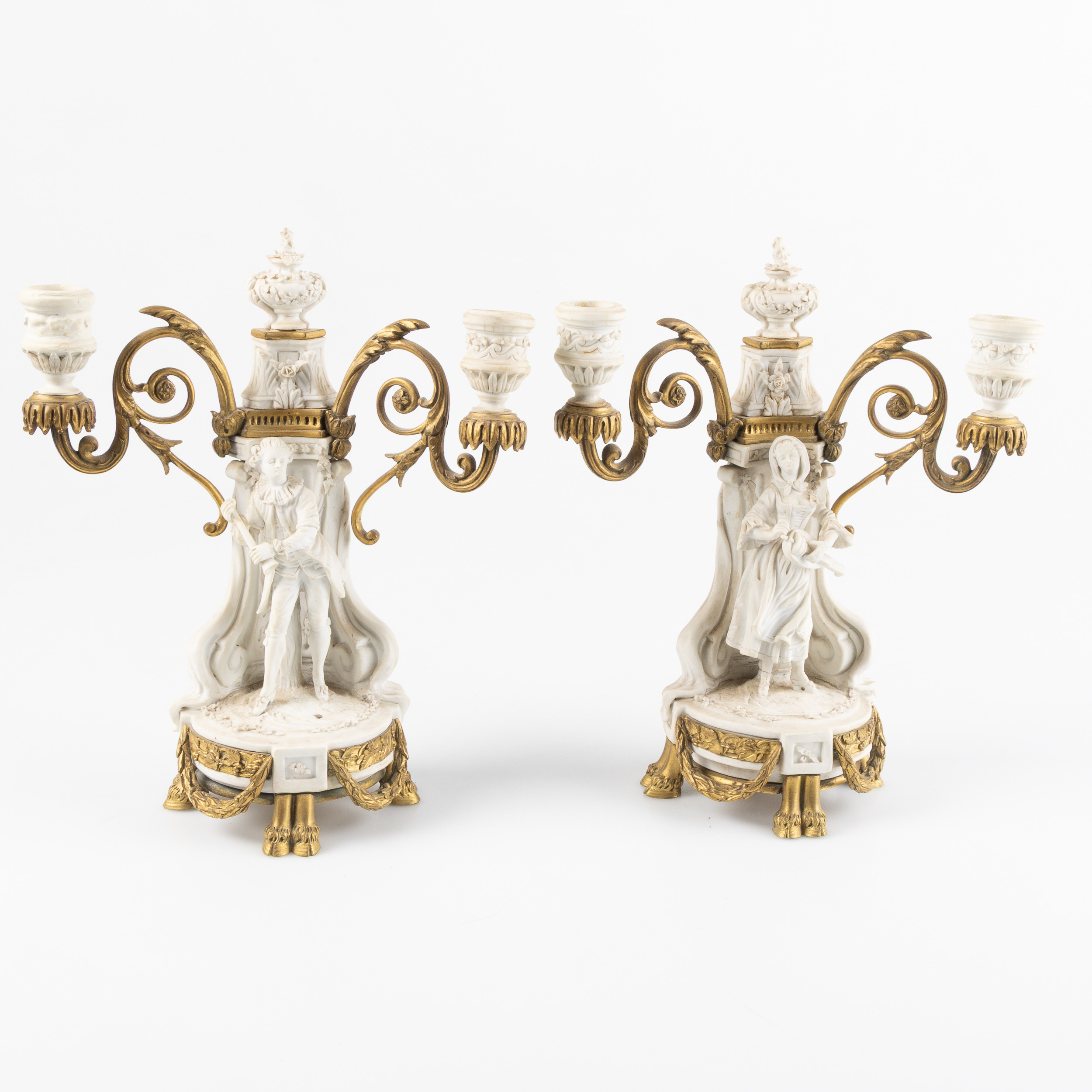KANDELABRAR, ett par, Louis XVI-stil, Frankrike, biskvi och mässing, 1800-tal.