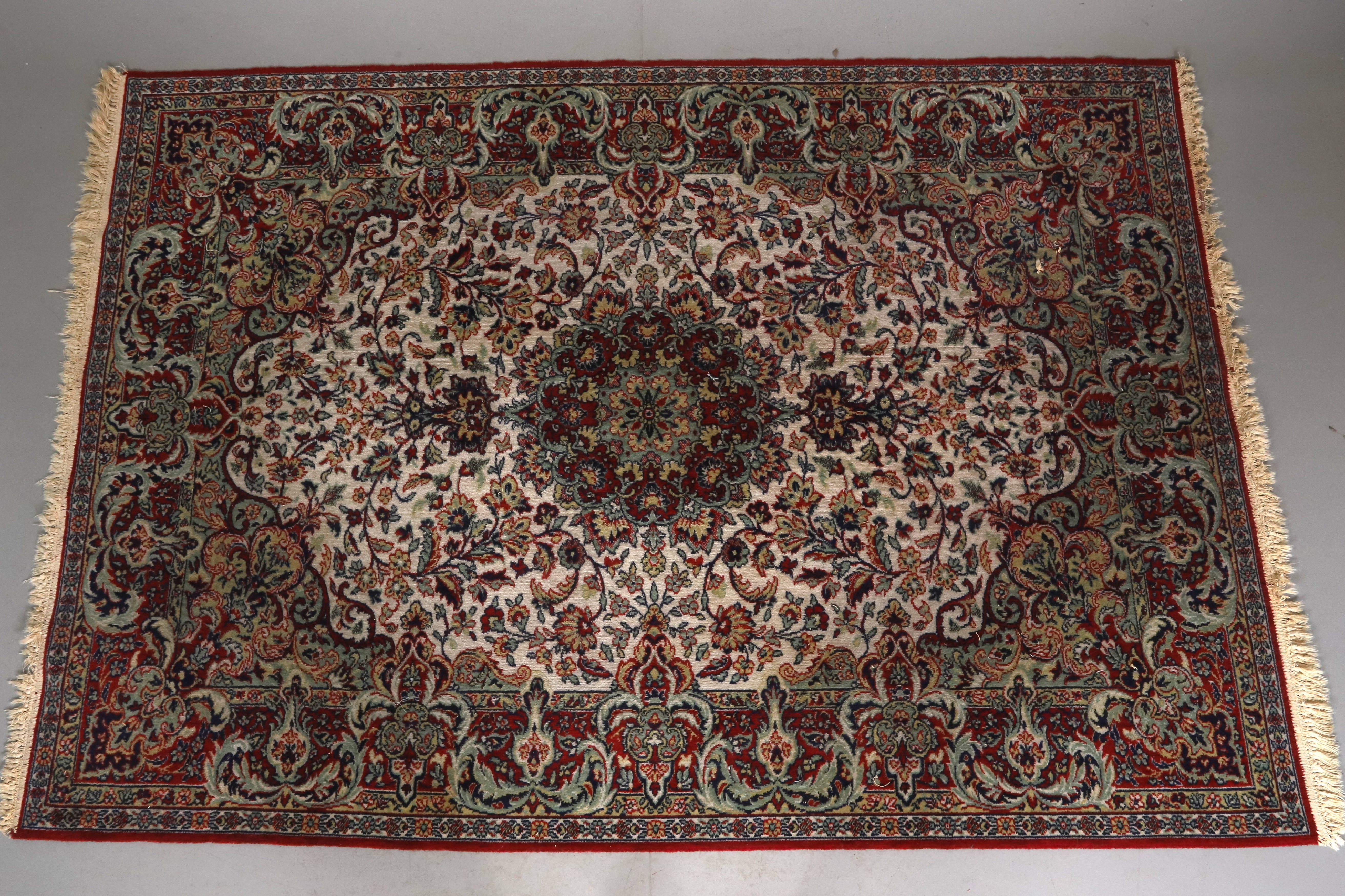 MATTA. Persisk, Isfahan, semiantik, ca 170 x 240 cm.