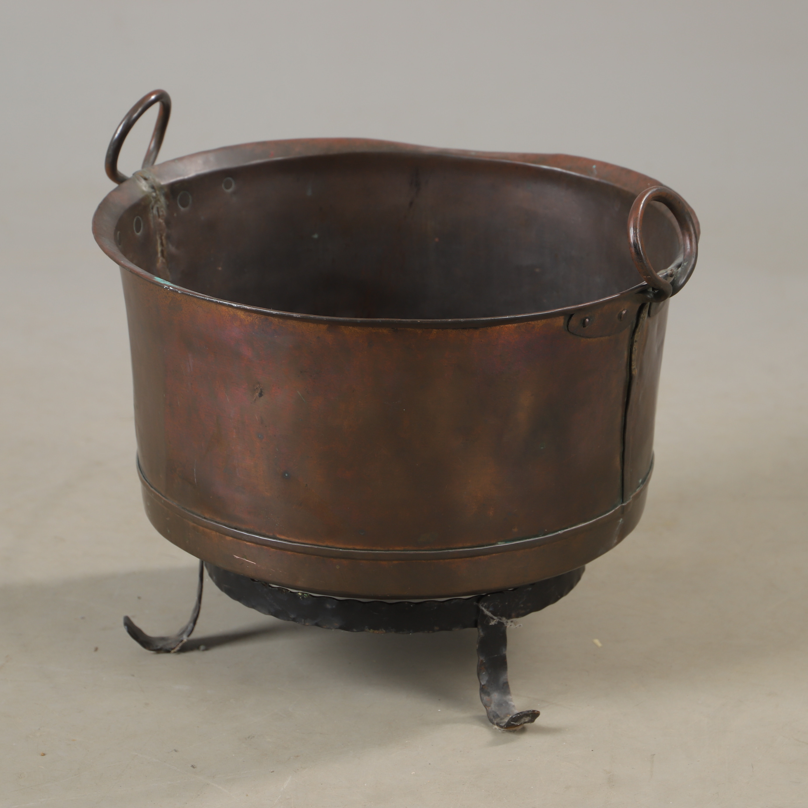BALJA MED HANDTAG, koppar och smide, 1900-talets första hälft.