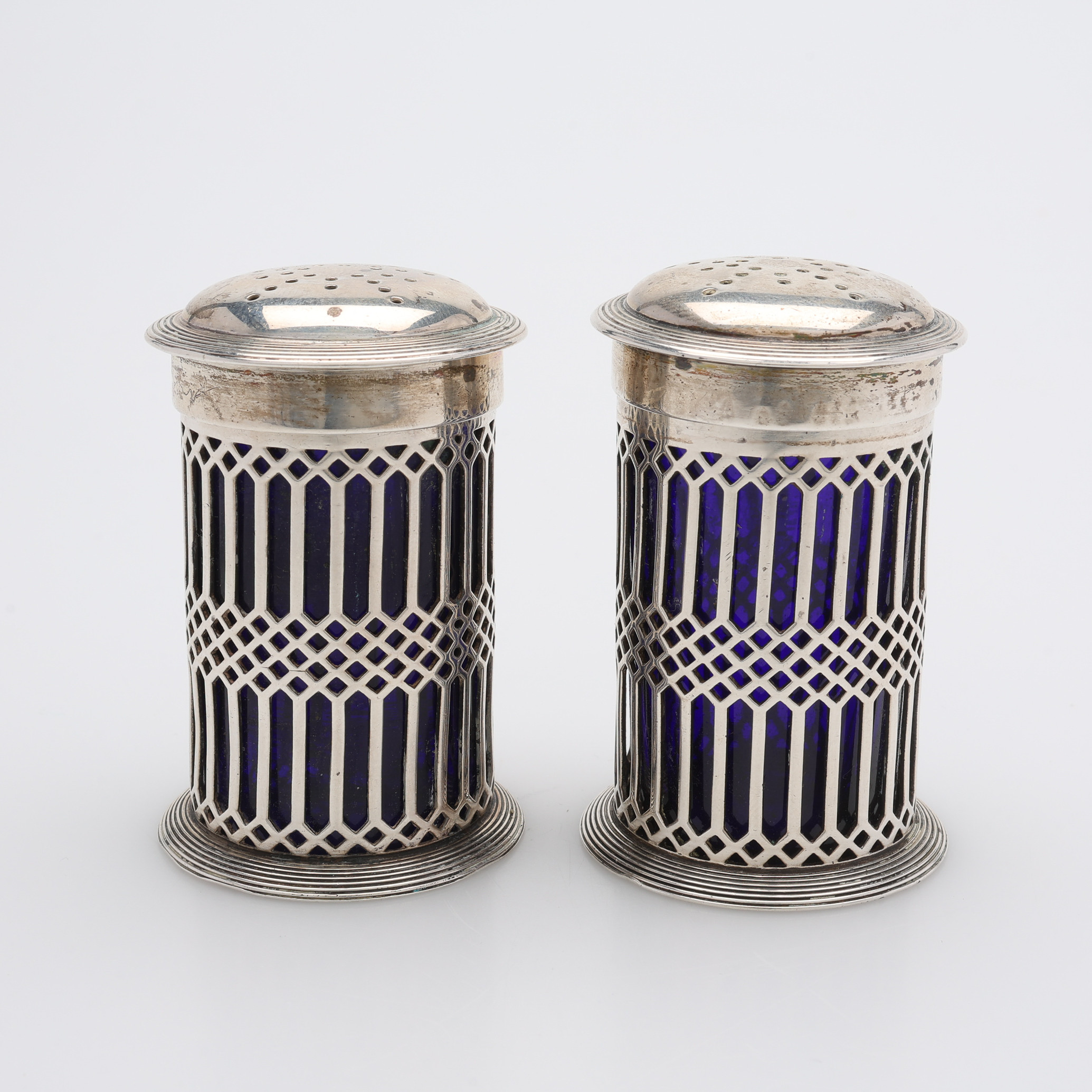 TVÅ STRÖARE, silver och glas, England, Haseler Brothers, Chester 1918. 90 g exklusive glasinsatser.