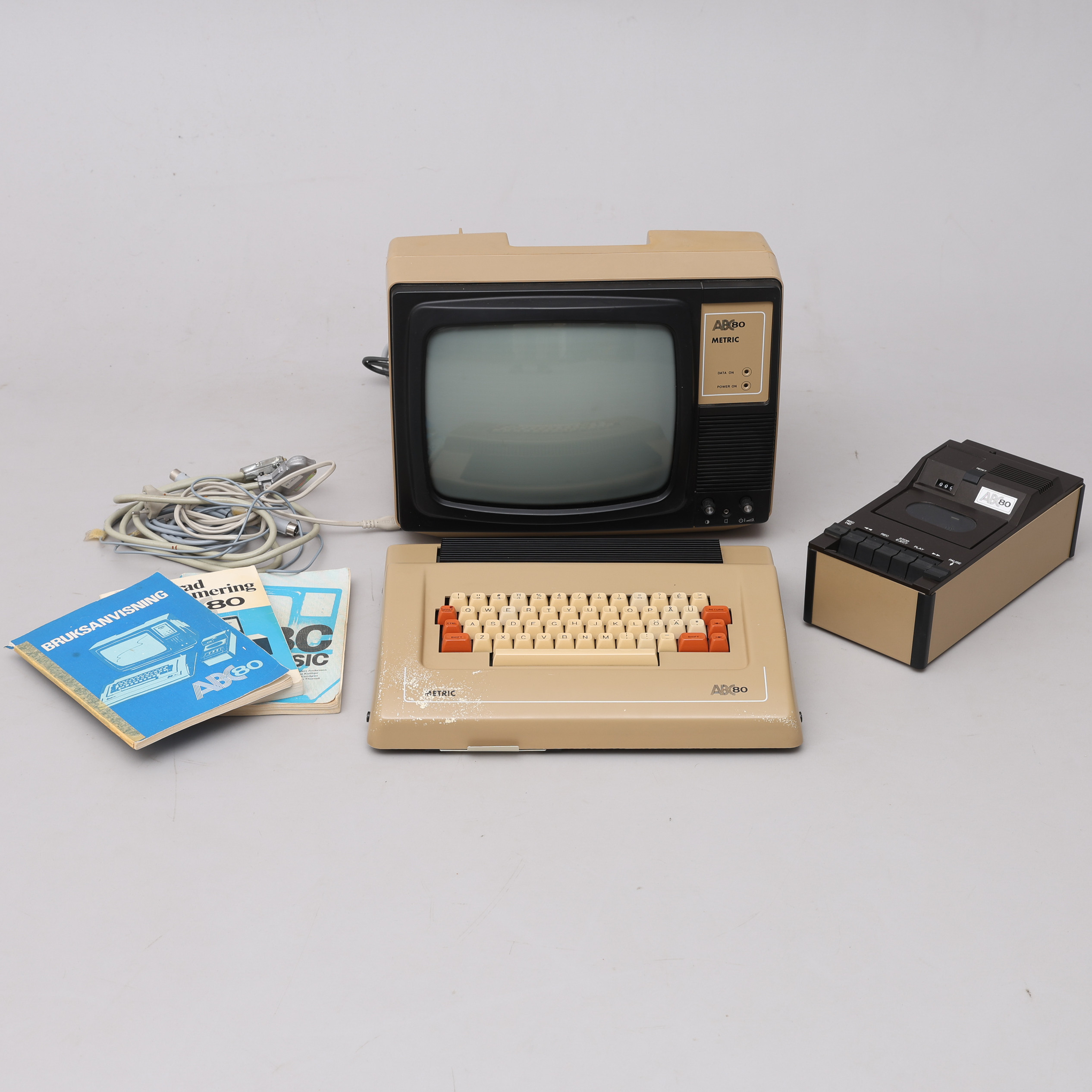 PERSONDATOR, "ABC 80", Luxor Industri AB, tangentbord, monitor, kassettstation och instruktionsböcker. Omkring 1980.