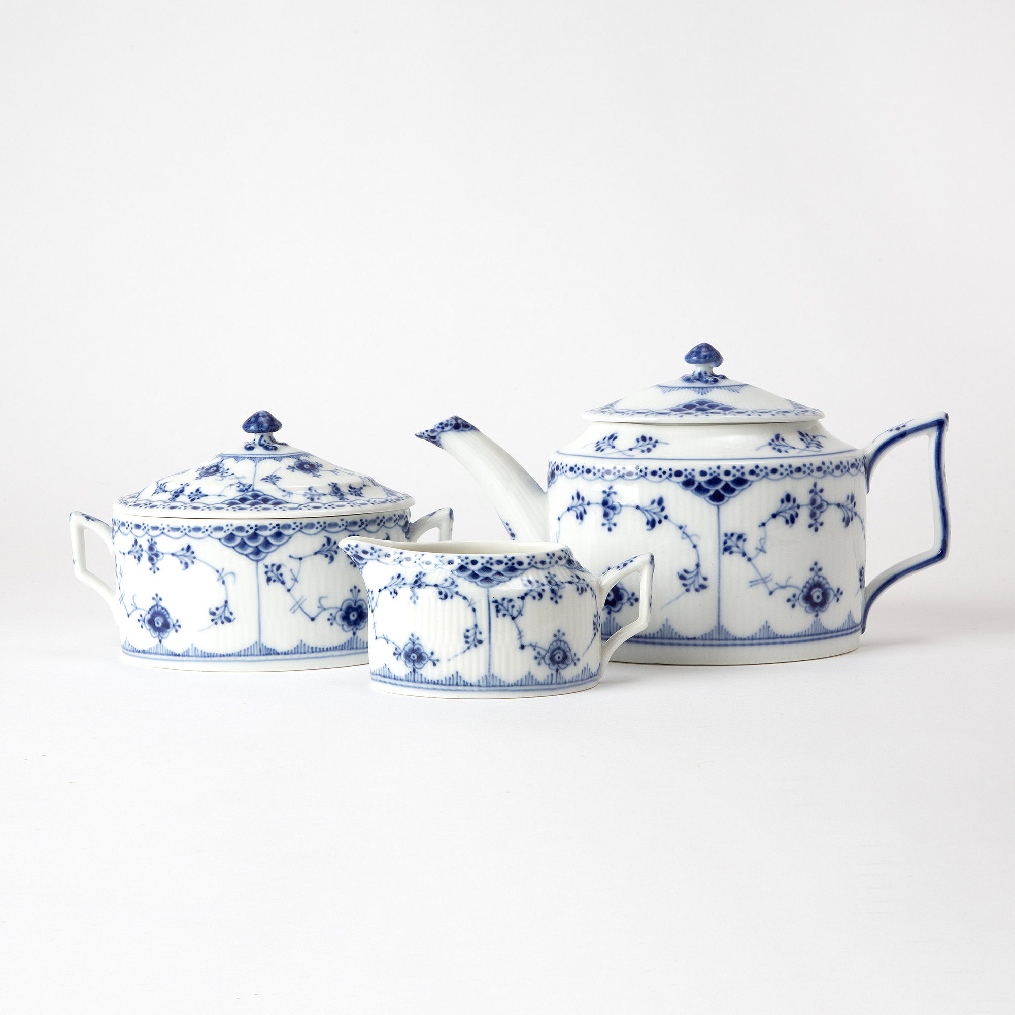 TESERVIS. 3 delar, porslin, "Musselmalet", Royal Copenhagen.
