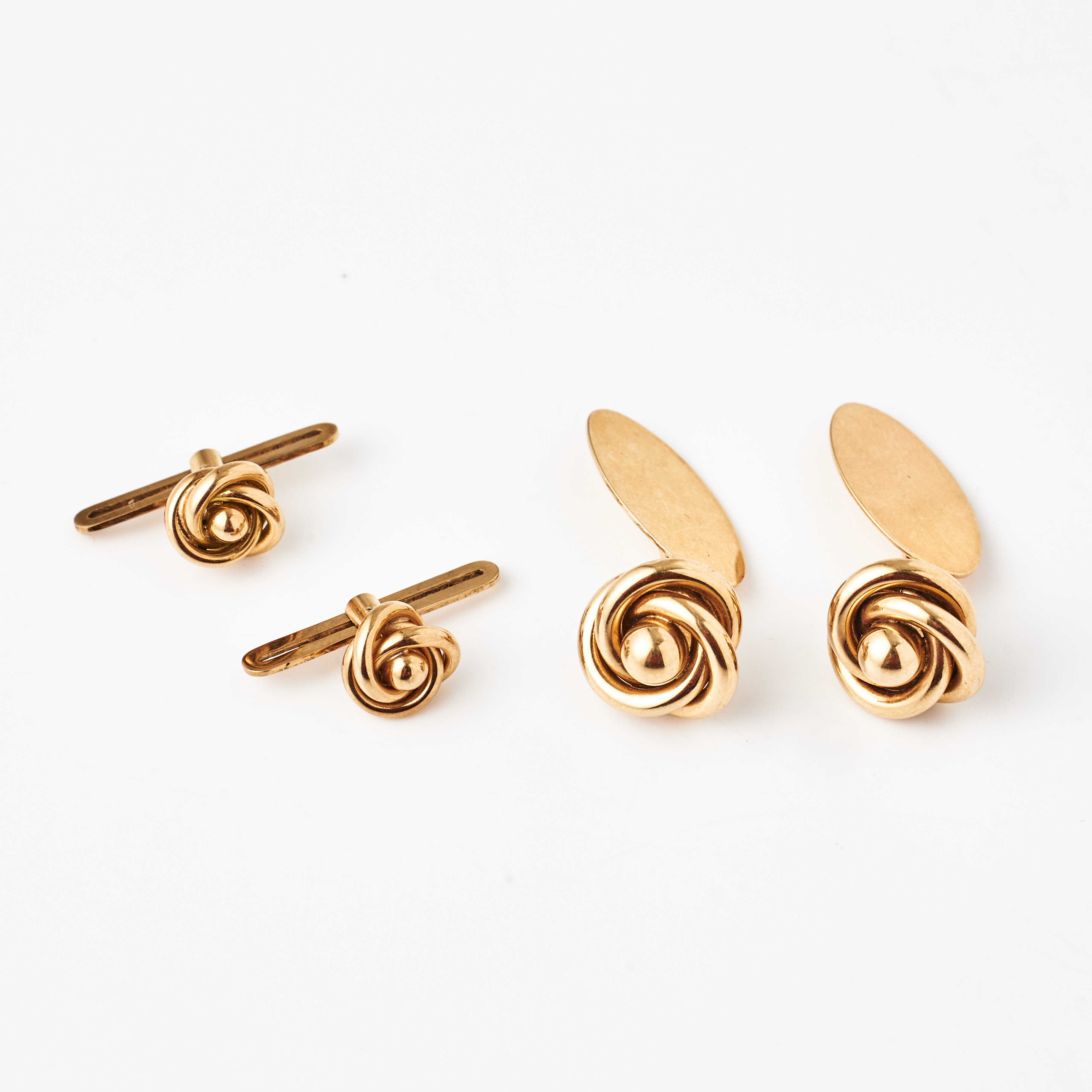 MANSCHETTKNAPPAR, 1 par, SKJORTKNAPPAR, 1 par, 18 k guld, i form av knutar, Gustaf Dahlgren, Malmö 1953 resp. Guldvaruhuset, Stockholm 1953.
