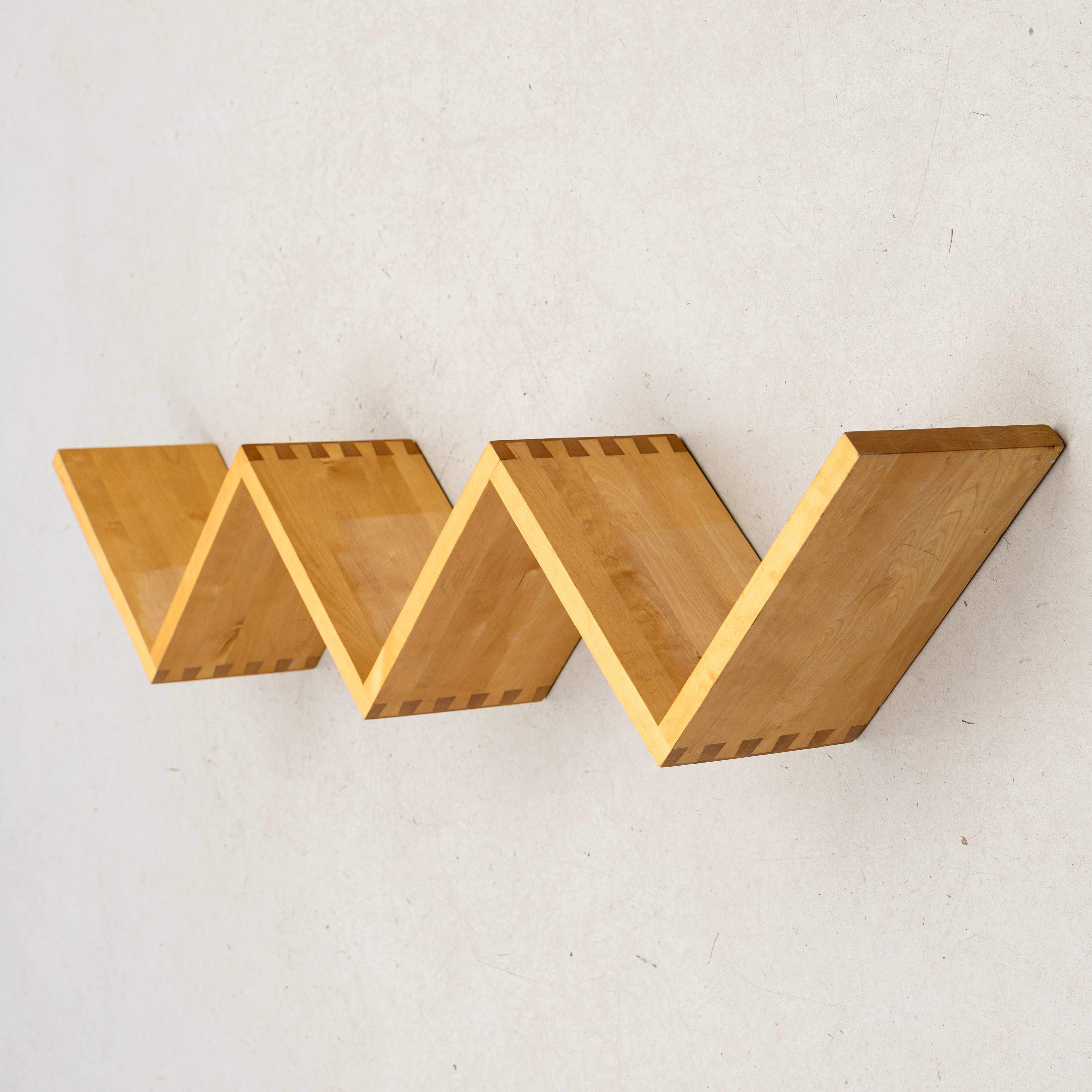JONAS BOHLIN. Vägghylla, "Zig-Zag", Källemo.