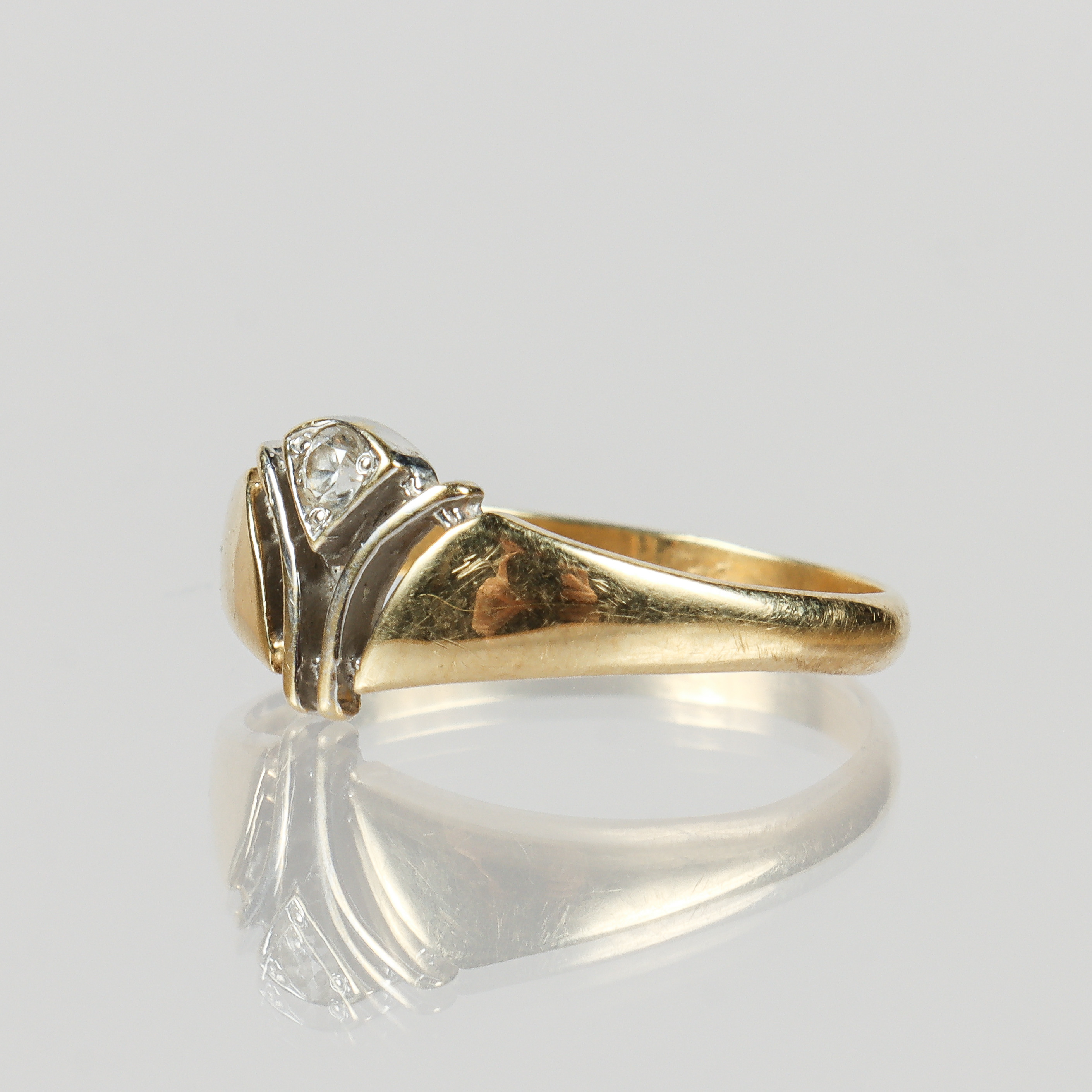 RING, 14k guld med liten facettslipad vit sten.