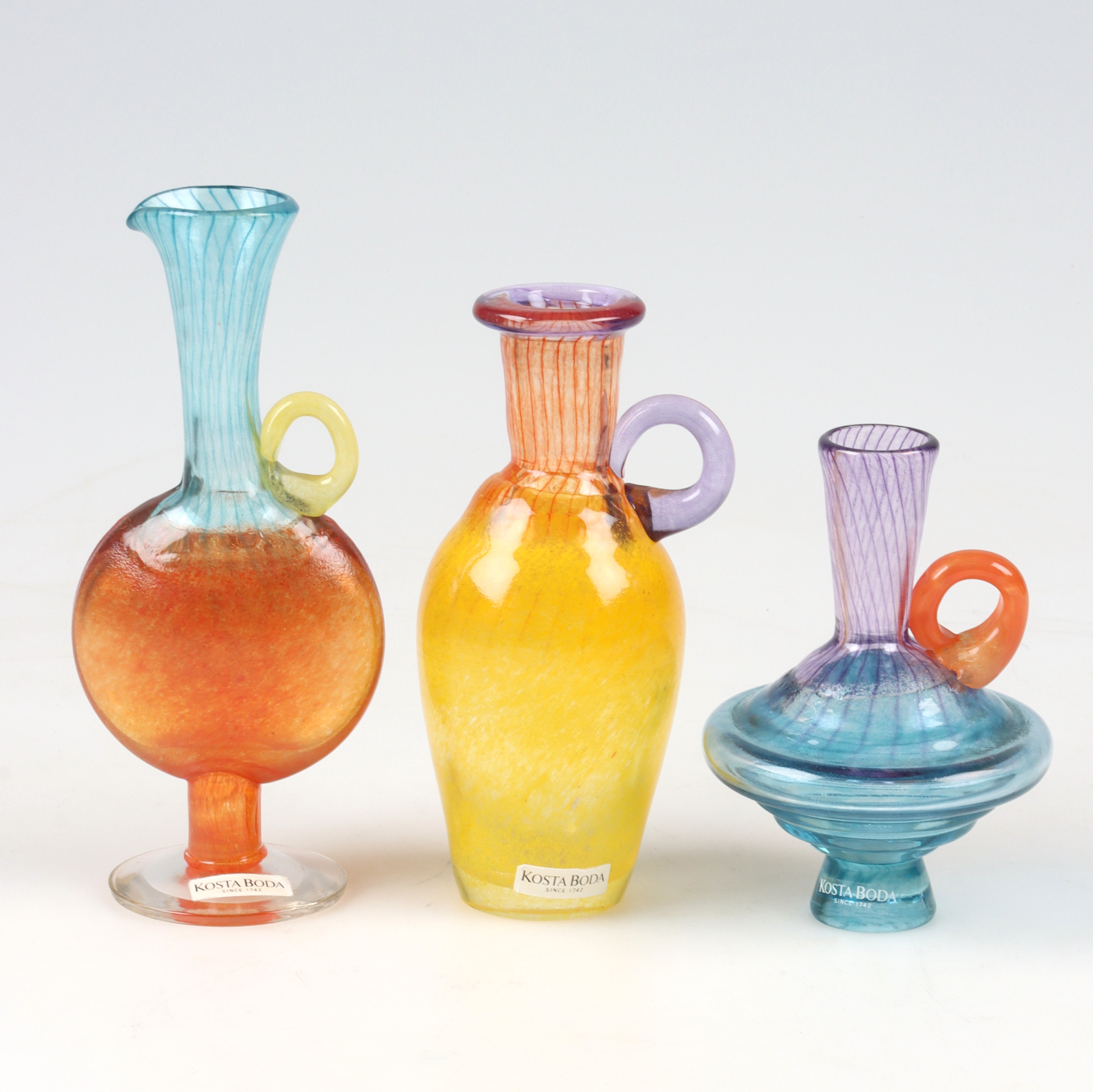 KJELL ENGMAN. Miniatyrvaser 3 st, glas, artist collection Kosta Boda.