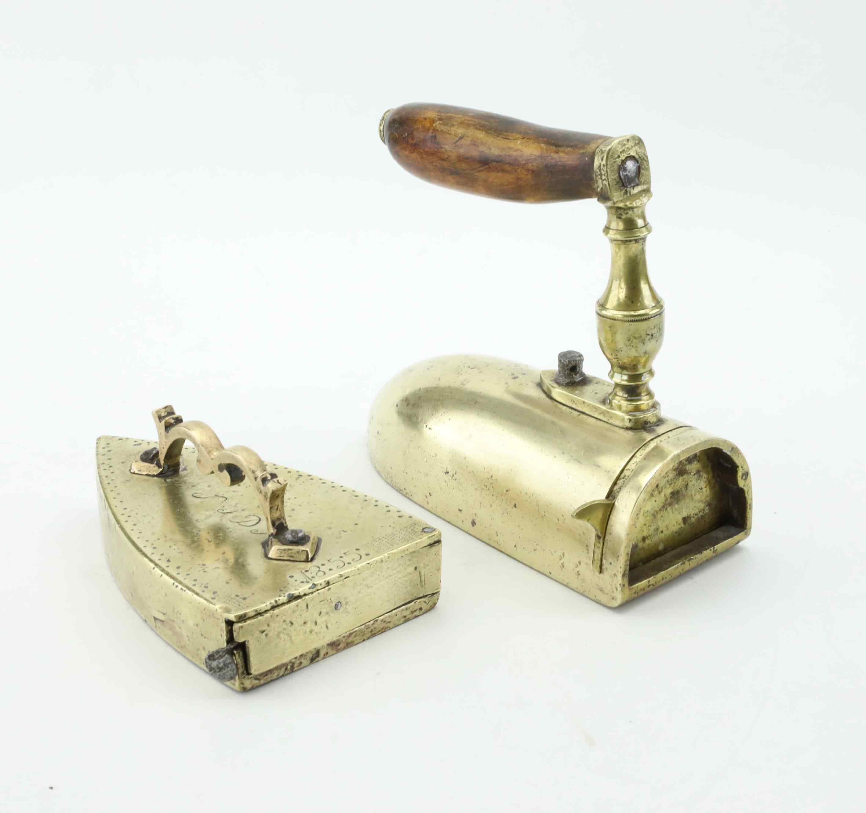 STRYKJÄRN, 2 st, allmoge, mässing/malm, 1800-tal.