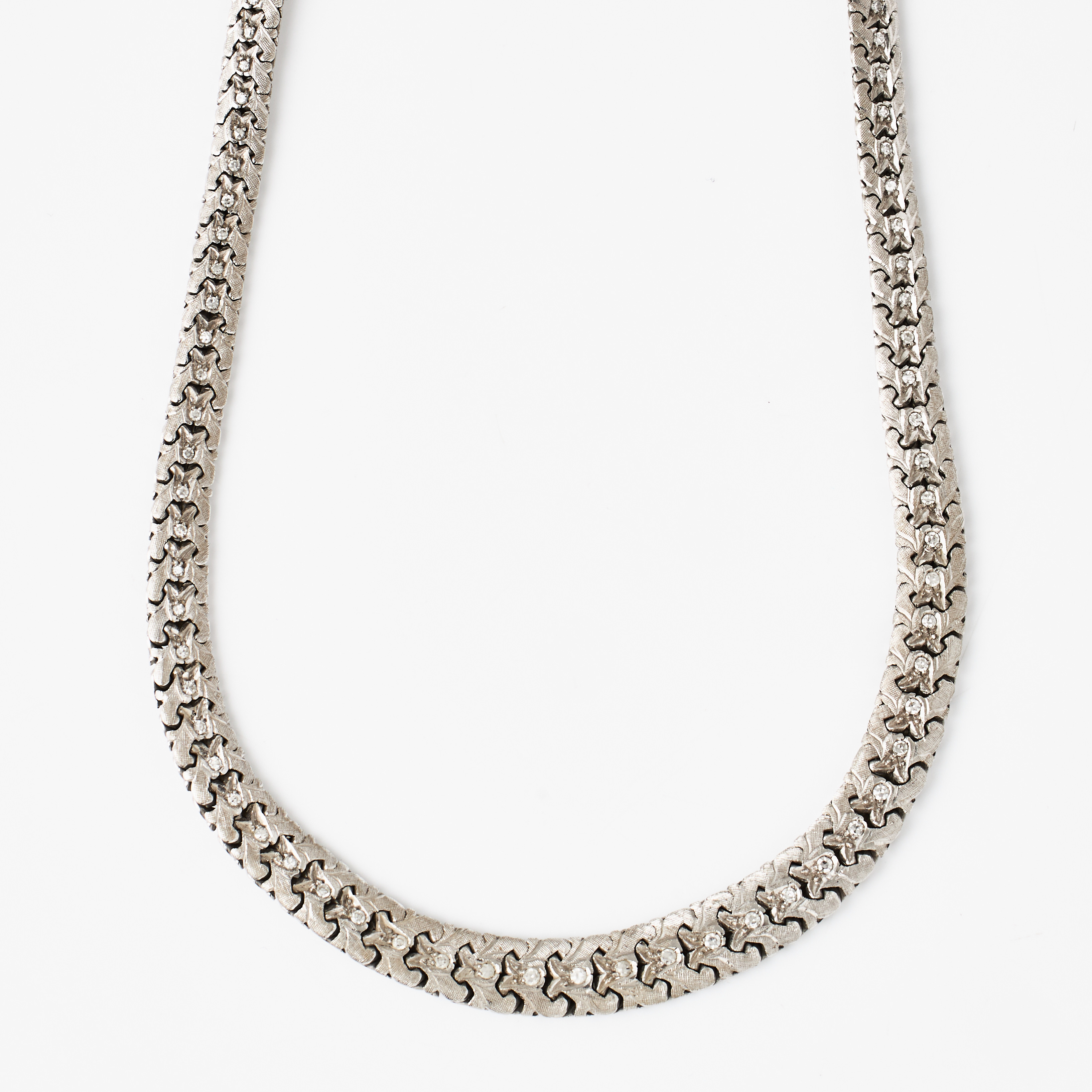 COLLIER, 18K vitguld, med ca 110 stycken åttkantslipade diamanter totalt ca 1,10 ct., 1960-tal.