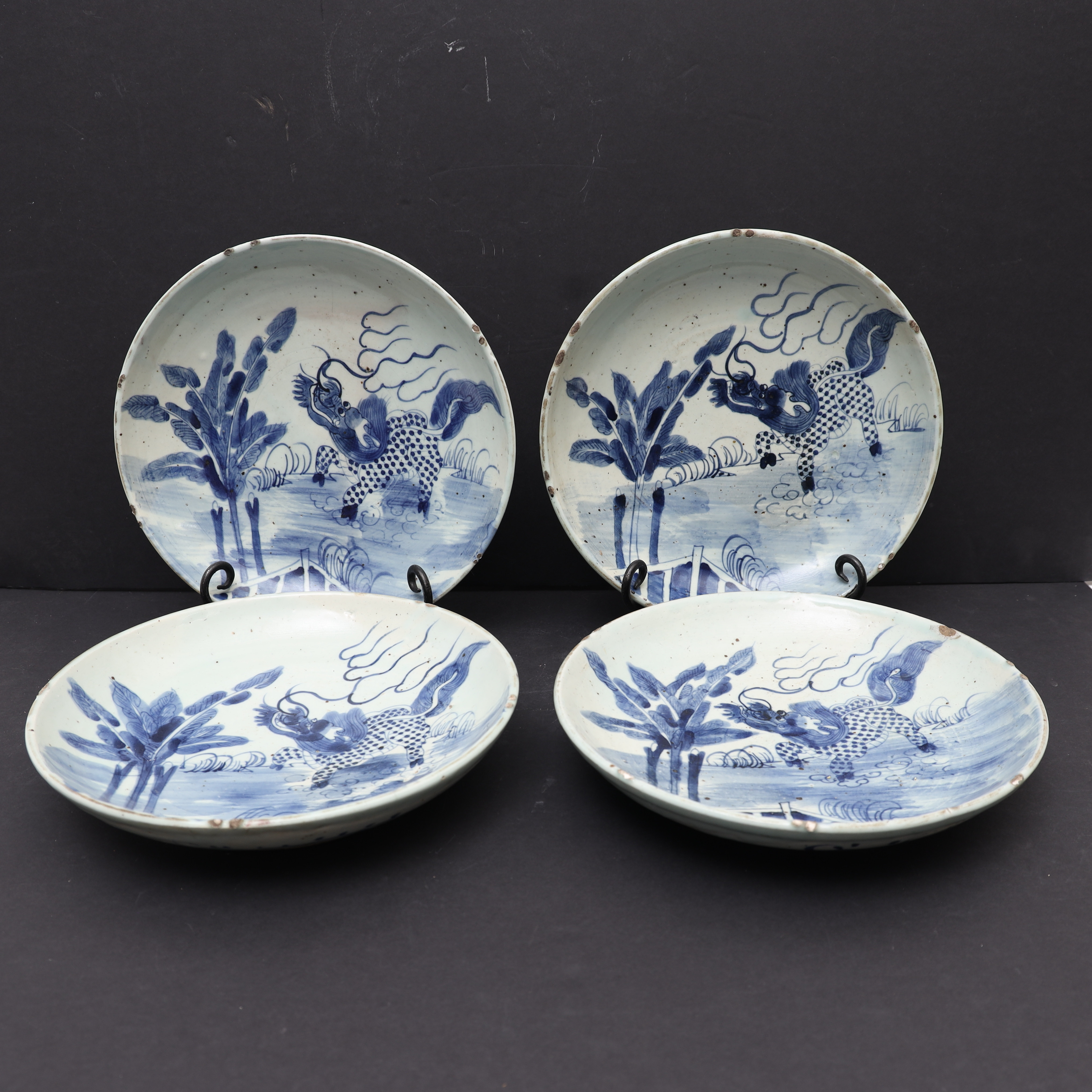 FAT, 4st, kina 1800-1900-tal, underglasyr blå dekor av drakar.