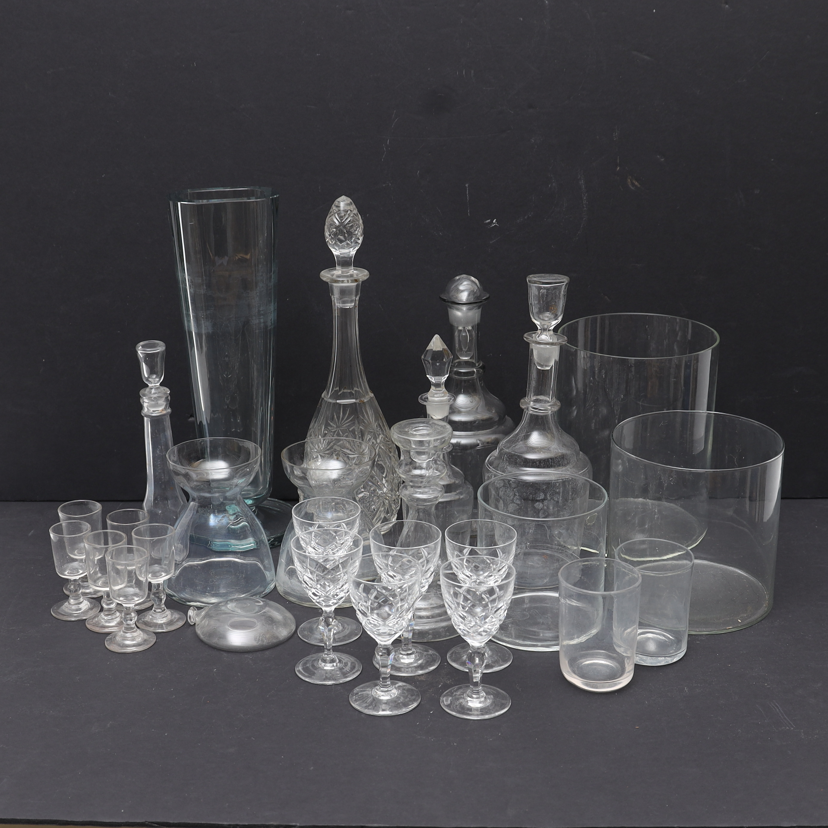 GLASFÖREMÅL, starkvinsglas, Karolina Orrefors, cylindrar av glas, med mera.