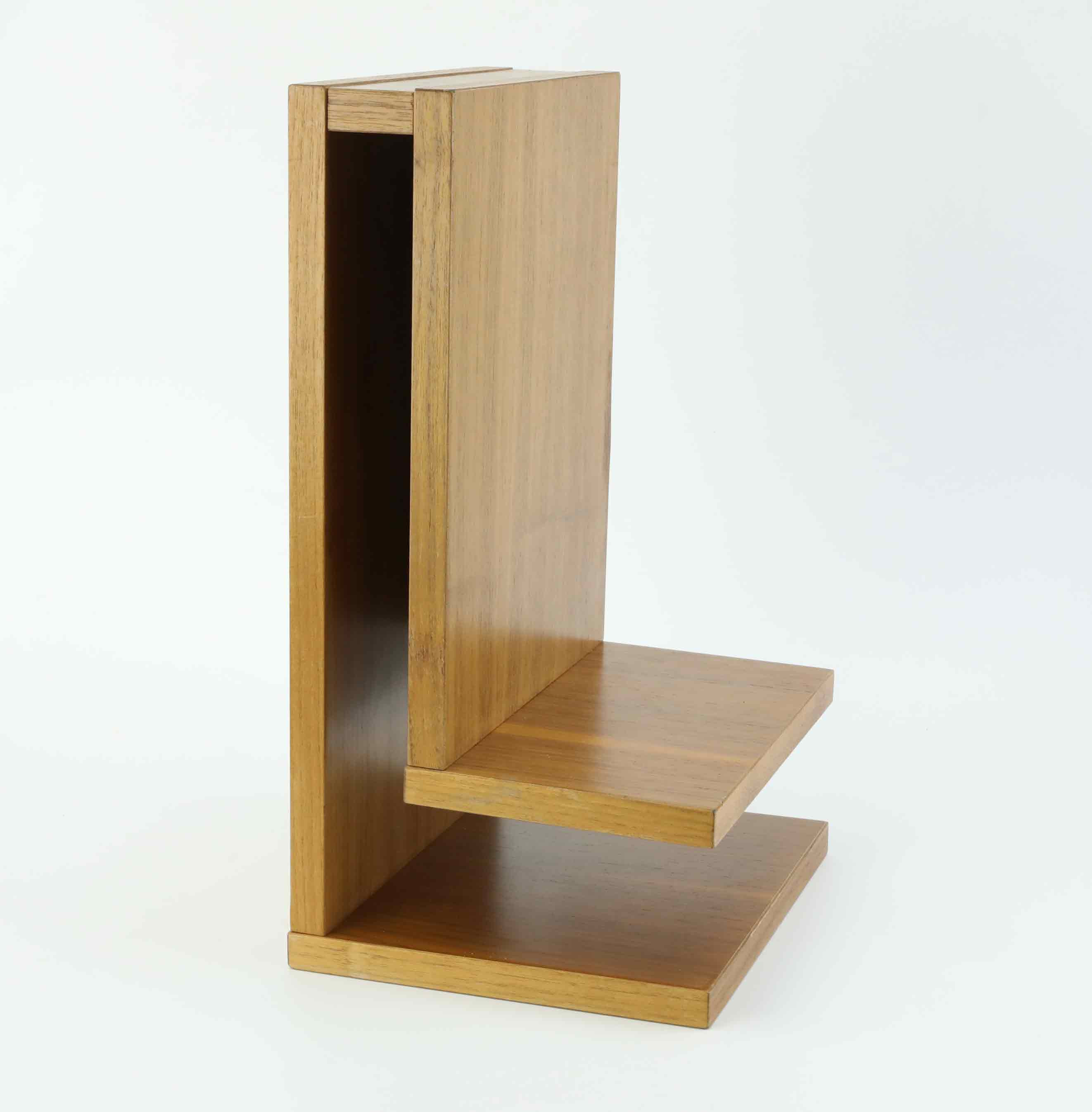 KENT JOHANSSON. Sängbord, "F-shelf", valnötsfanér, Maze.