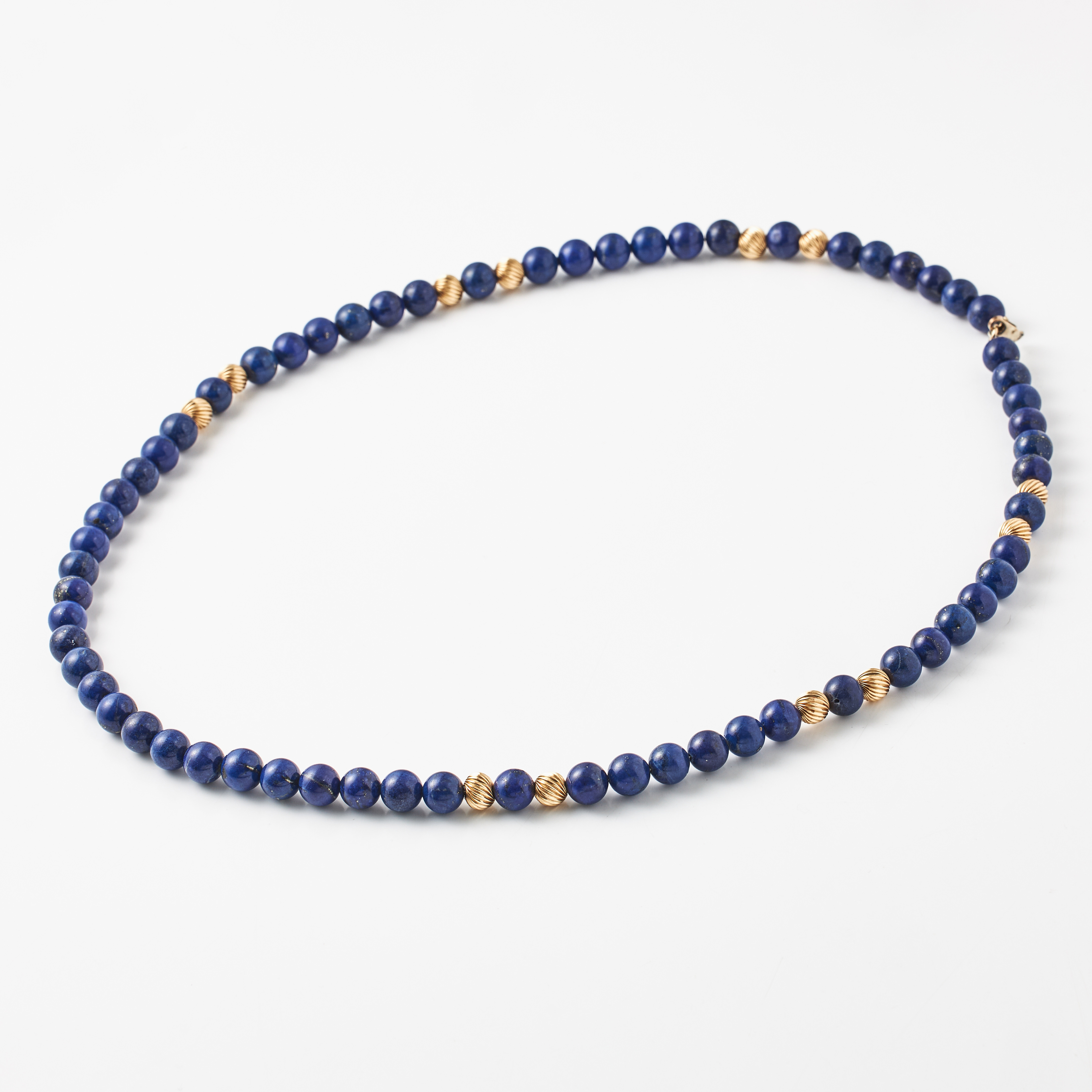 HALSBAND, ca 14K guld, lapis lazuli kulor ca 11,5-11,8 mm, 1970/80-tal.