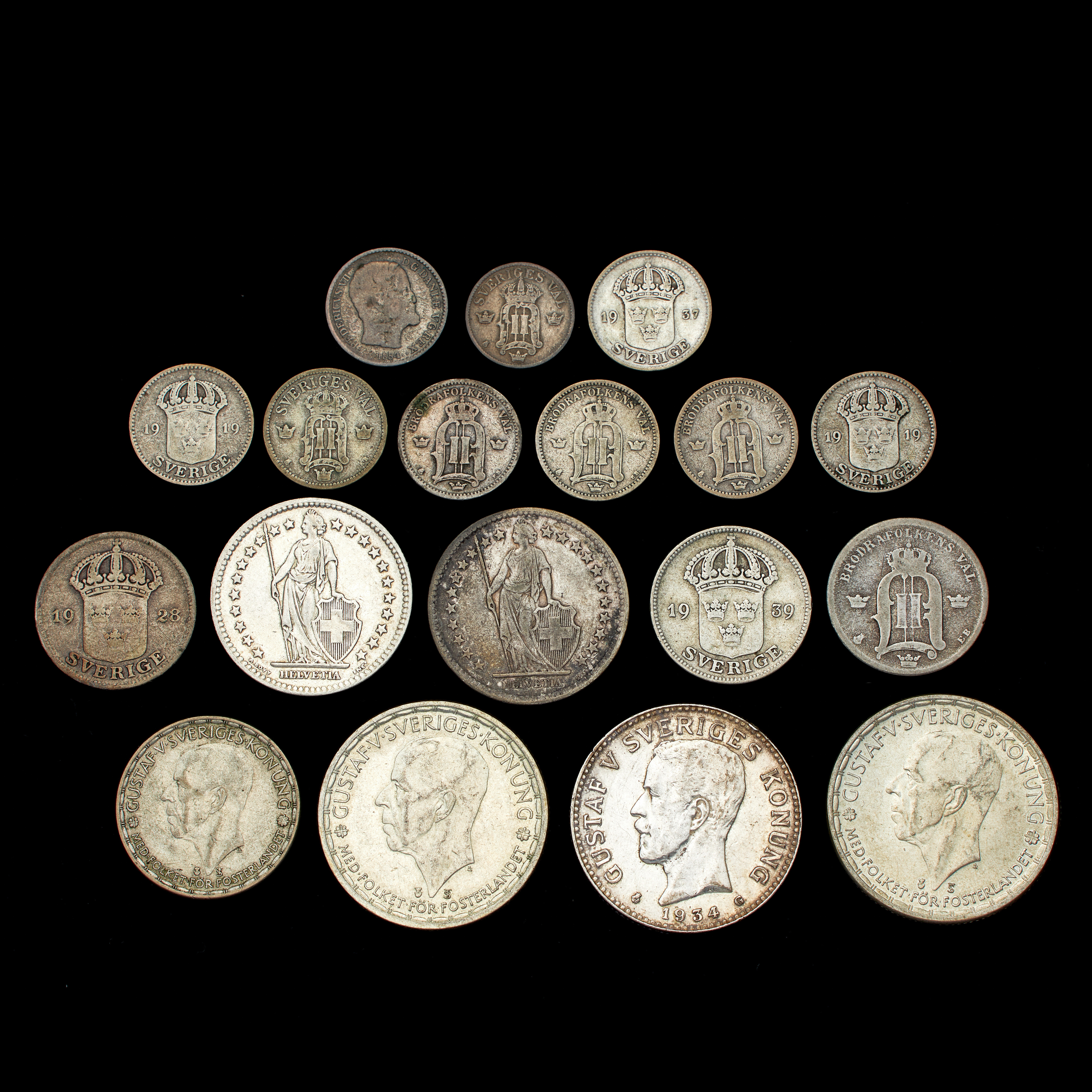 SILVERMYNT, 18 st, Gustaf V, 2 kr, 1934, 1949, 1950, 1 kr Gustaf V 1946, 50 öre 1883, 1928, 1839, 25 öre 1902, 1904,1907, 1919, 1939, 10 öre 1907, 2 franc 1944, 4 skilling riksmynt Danmark.