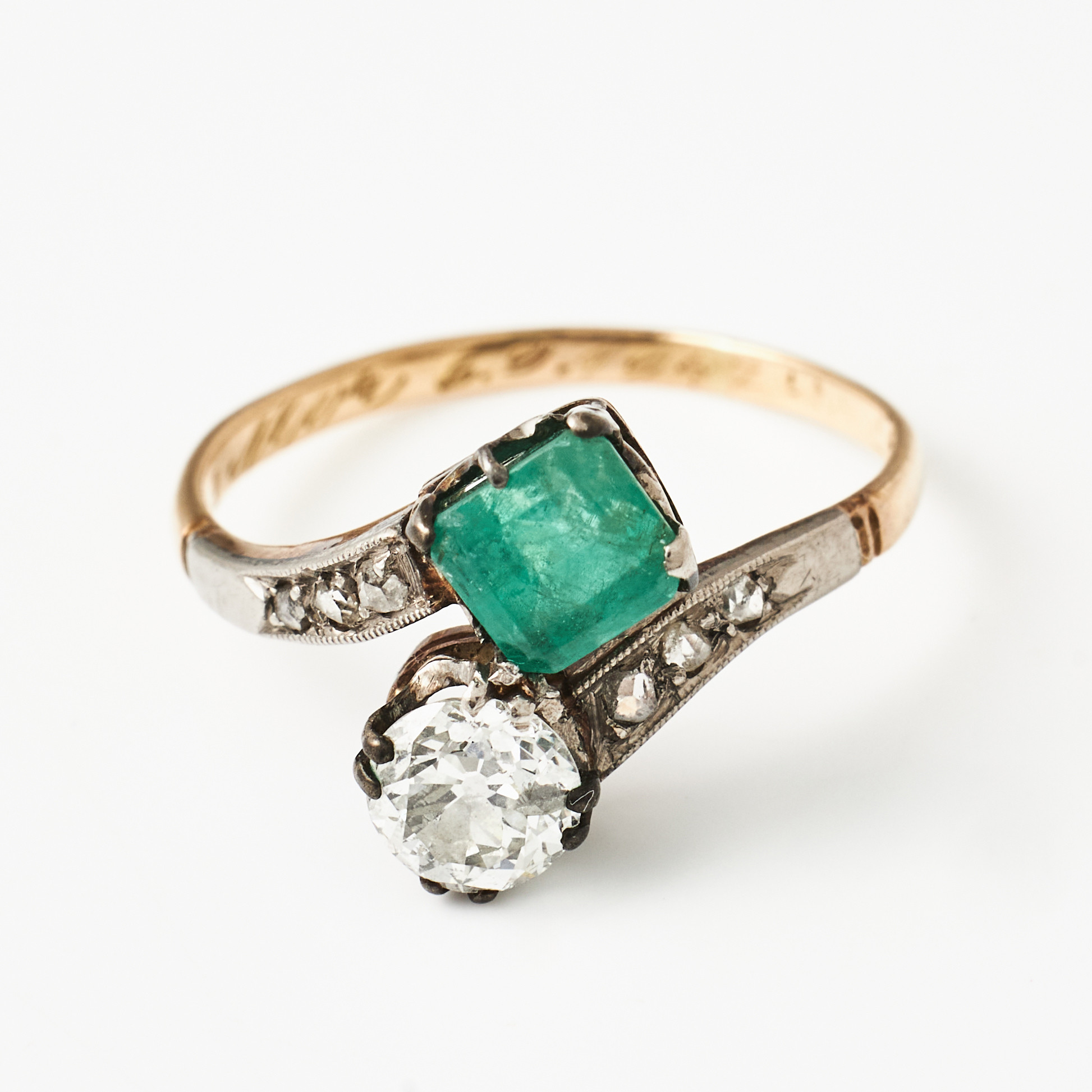 RING, 18K guld, carréslipad smaragd, gammalslipad diamant ca 0,50 ct, ca J-K/SI2-SI3 samt rosenslipade diamanter, Gustaf H Löfgren, (verksam 1919-1933), Stockholm, (stads-årsindex otydliga) ca 1920-tal.