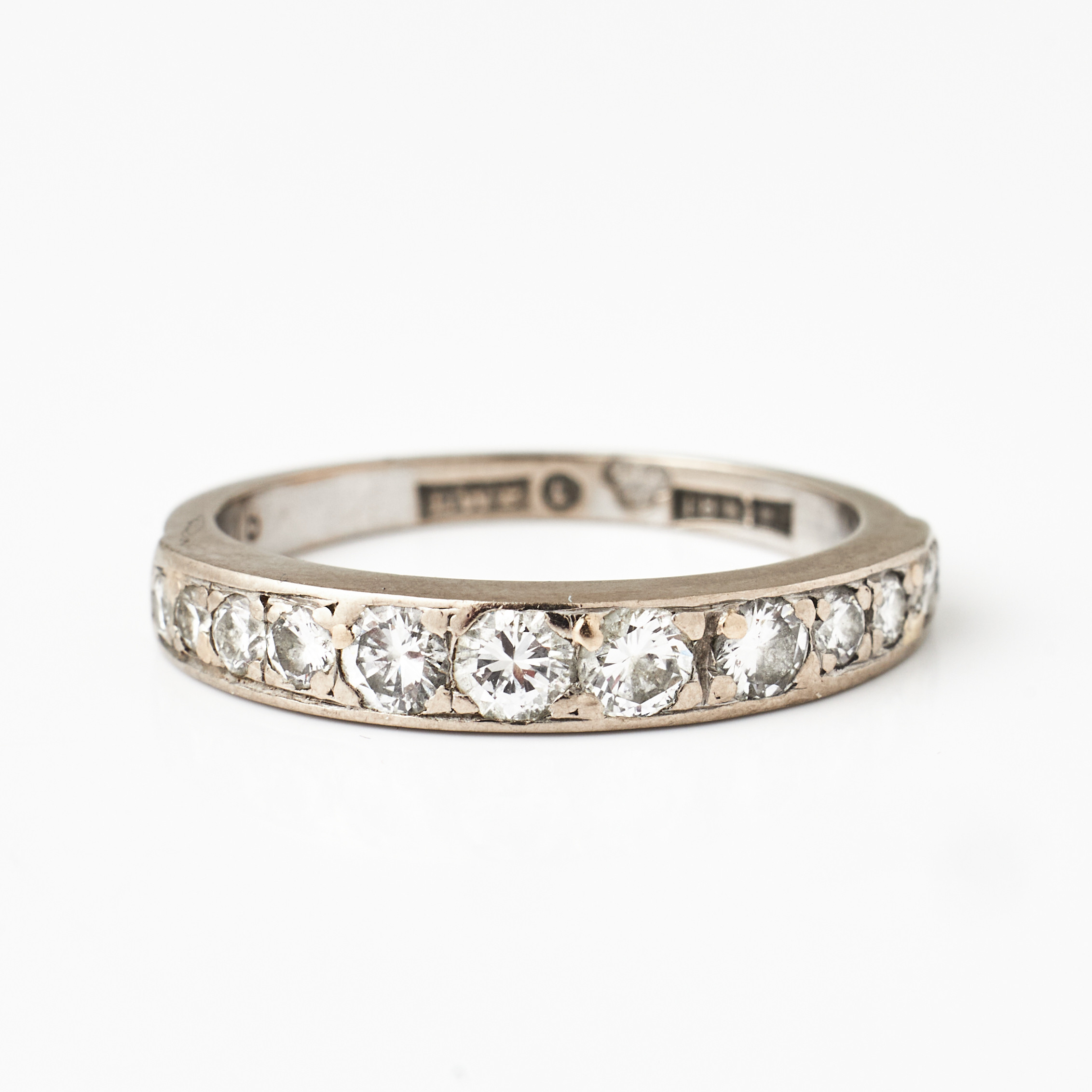 HALVALLIANSRING, 18 k vitguld, 12 briljanter totalt 0,78 ct, enligt gravyr, Lewepé Guldsmedsateljé Georg Perényi, Stockholm 1966.