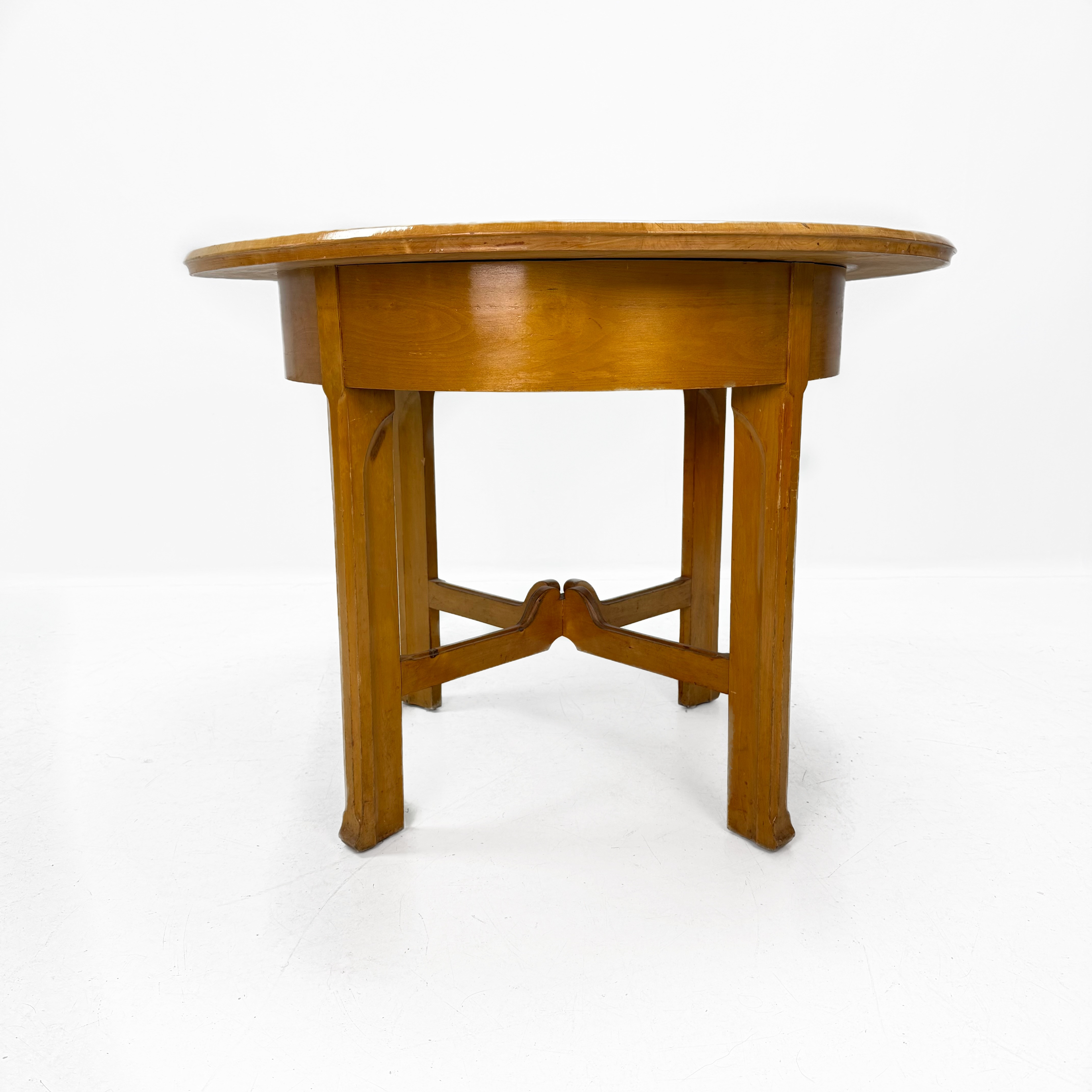 BJÖRKBORD - Runt bord i björk, jugendstil, tillskriven Nordiska Kompaniet, 1900-talets början.