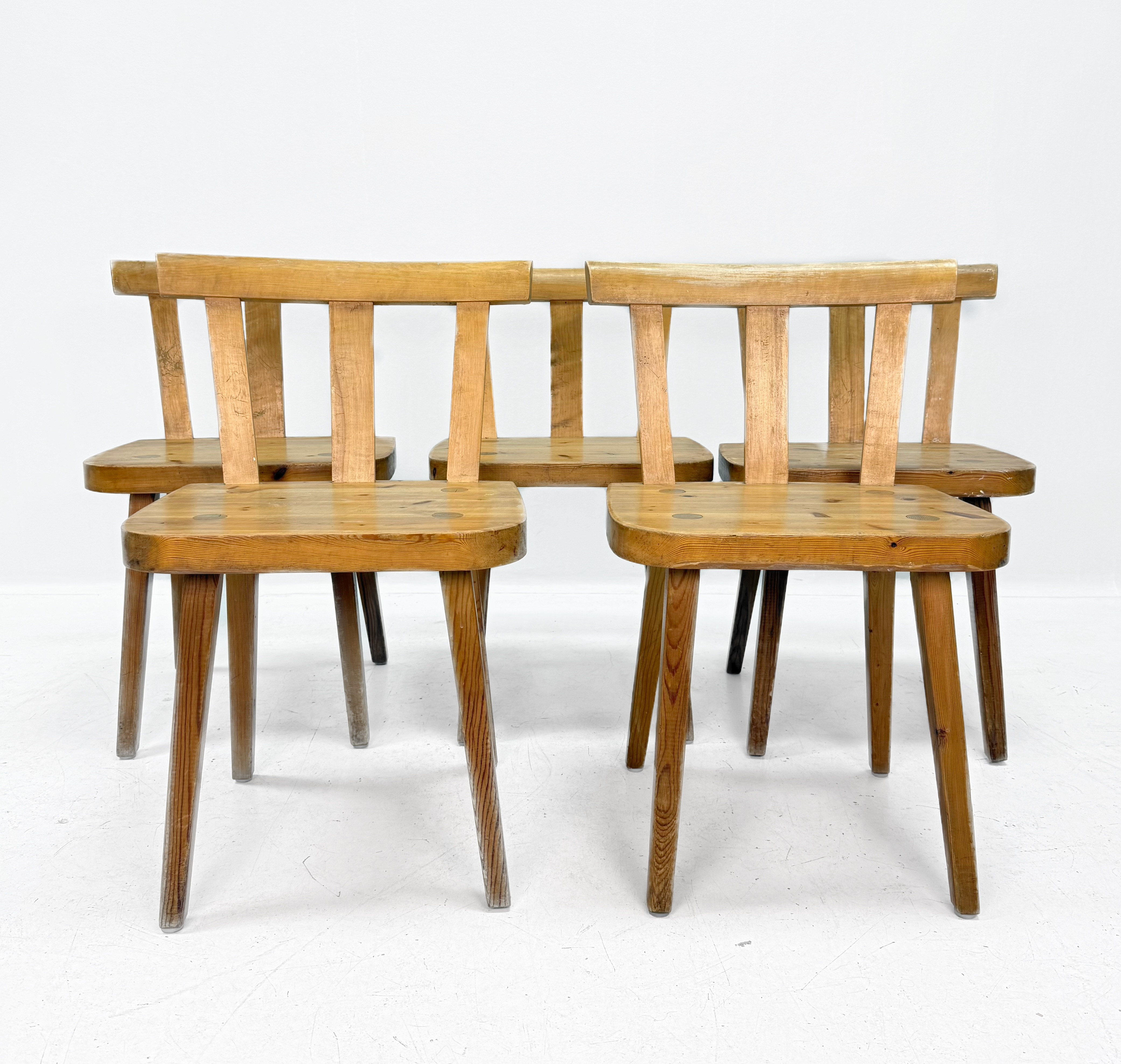 STOLAR 5st, furu med kilade ben, sportstugedesign, 1900 talets mitt.