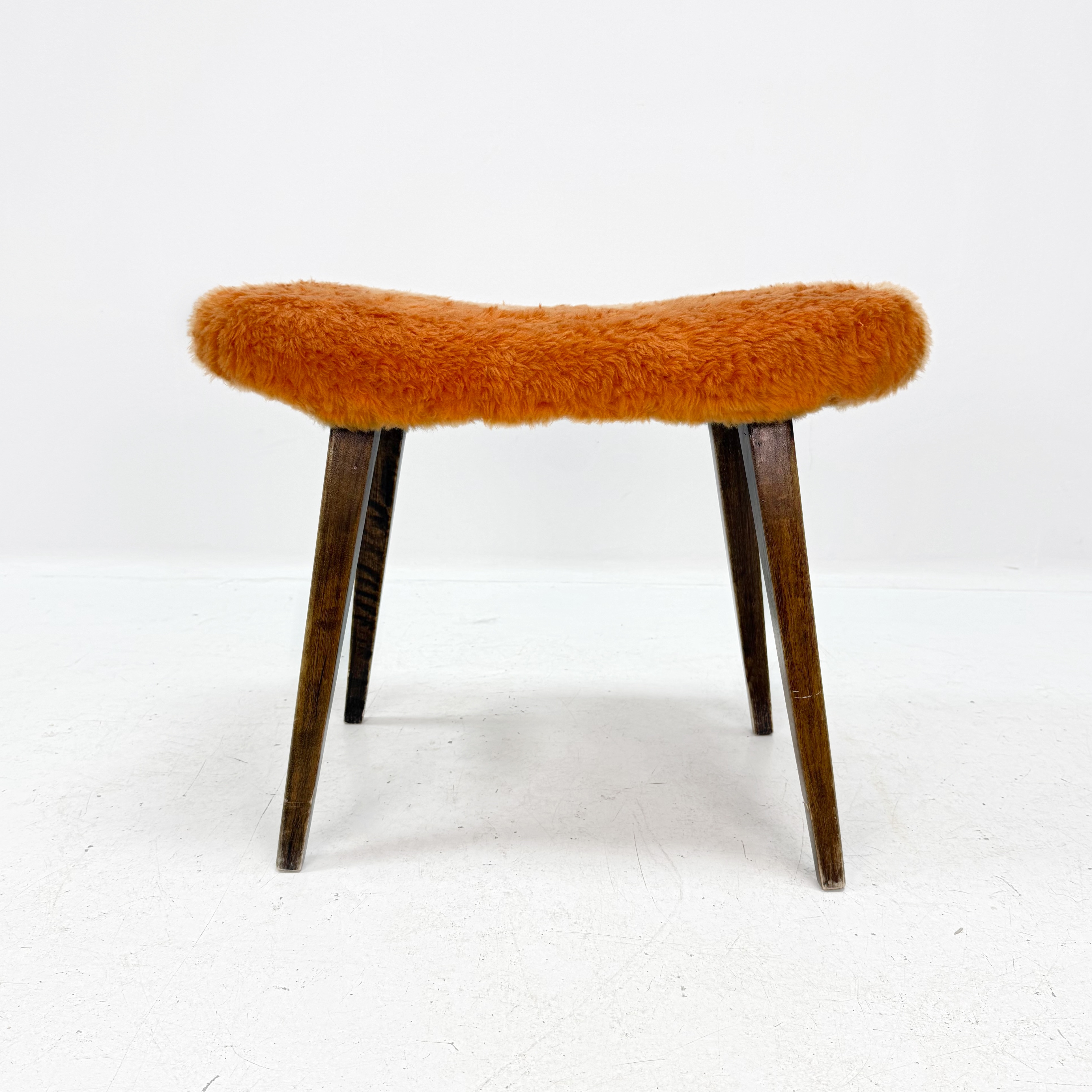 PALL - Träpall, klädd sits, njurformad.