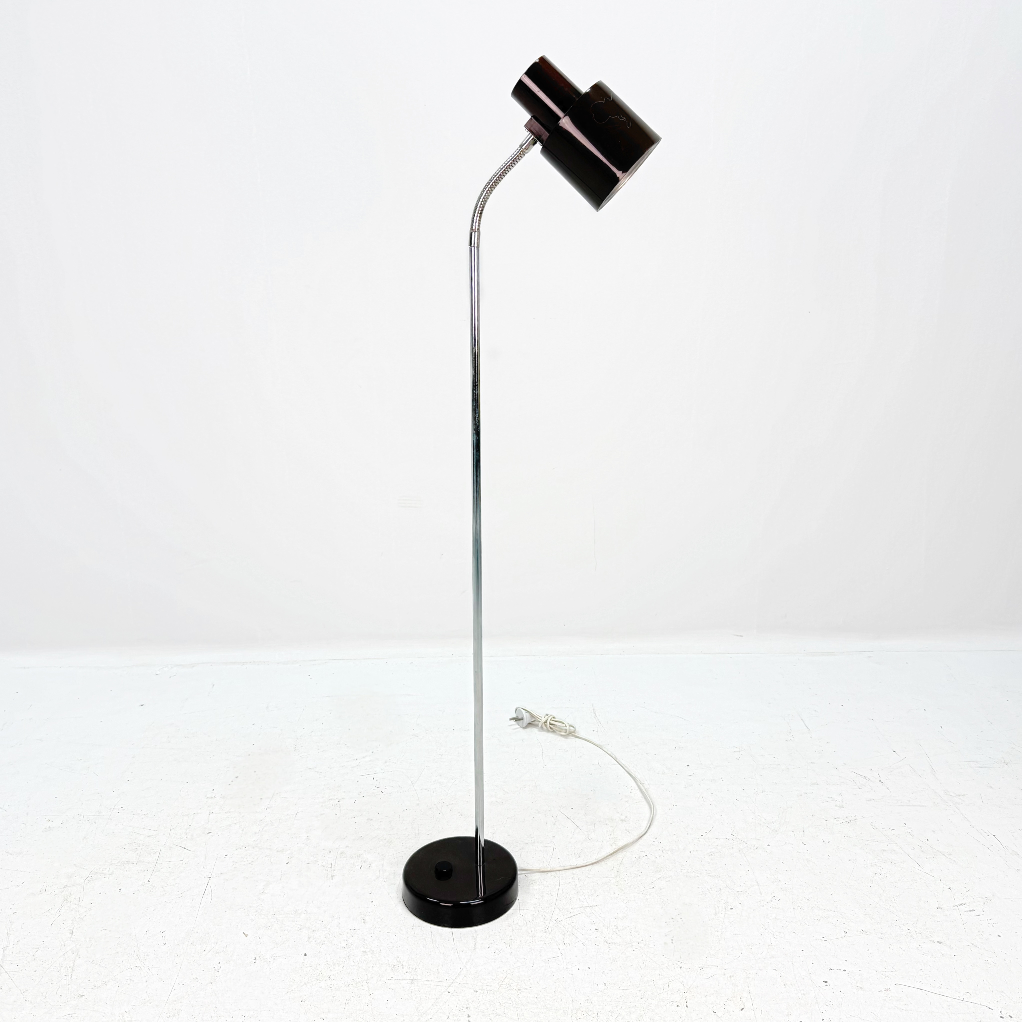 GOLVLAMPA - Metall och plast.