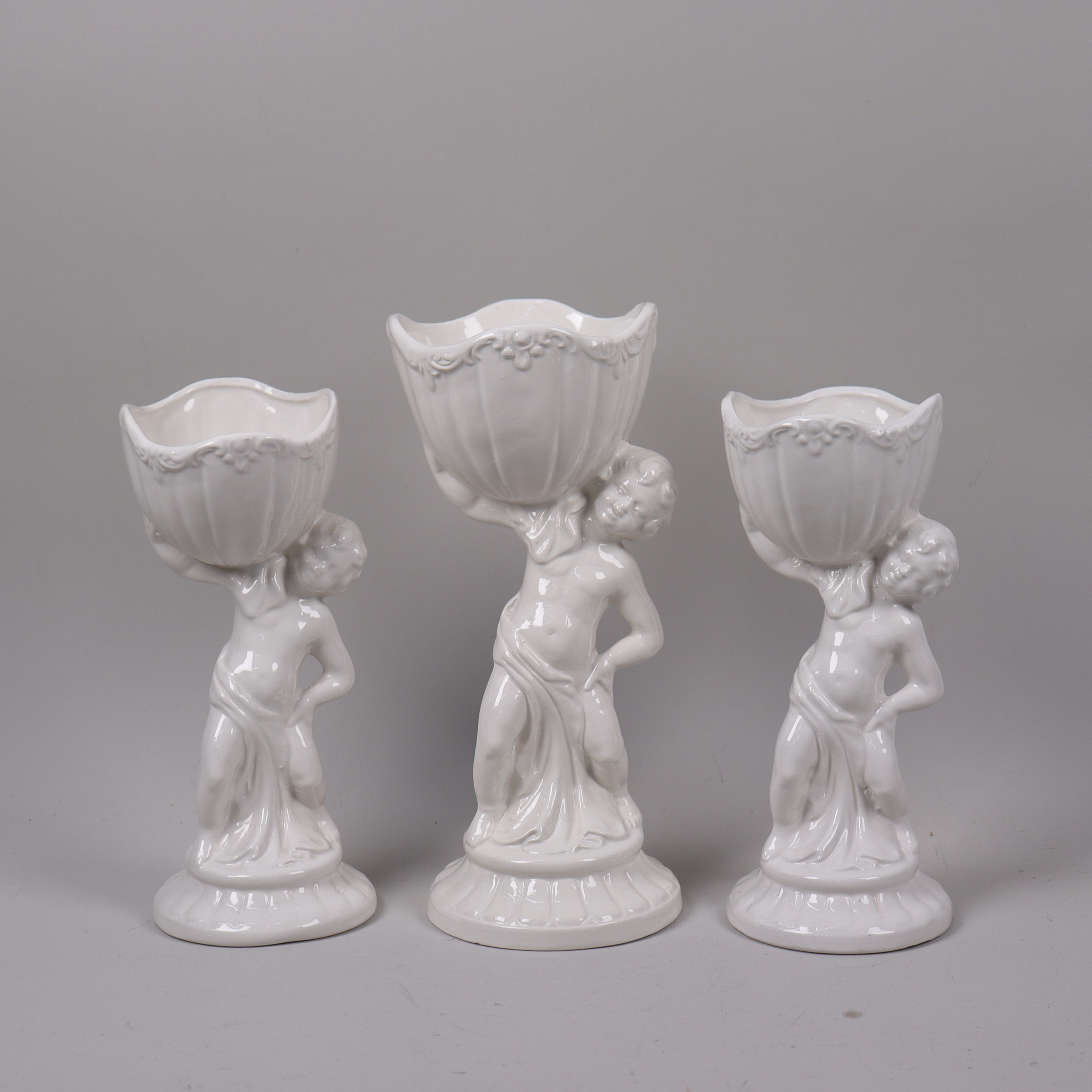 YTTERFODER på figurfot, Italien, porslin, 3 st.