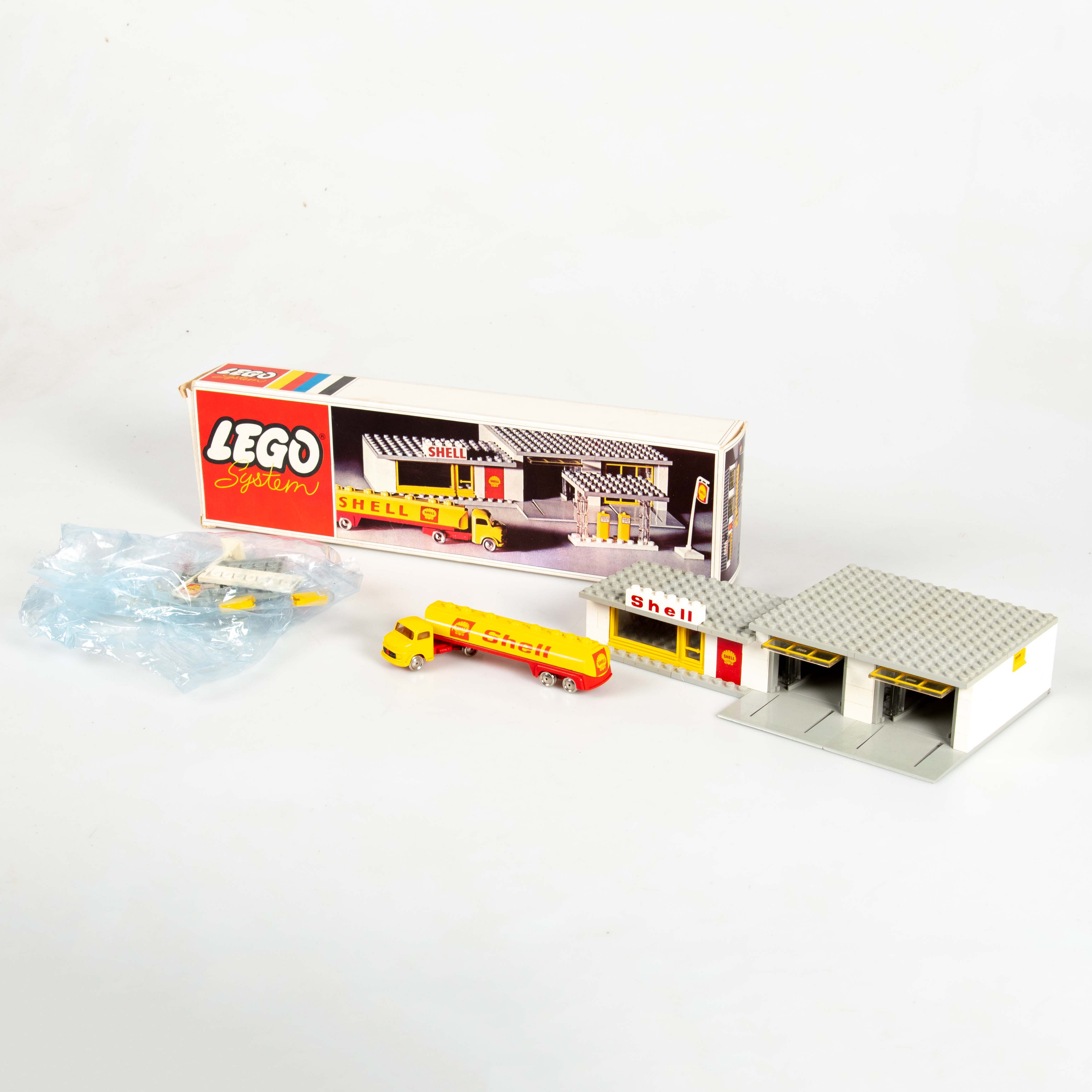 LEGO 325 Shell Service Station, 1966 med originalkartong och instruktioner.