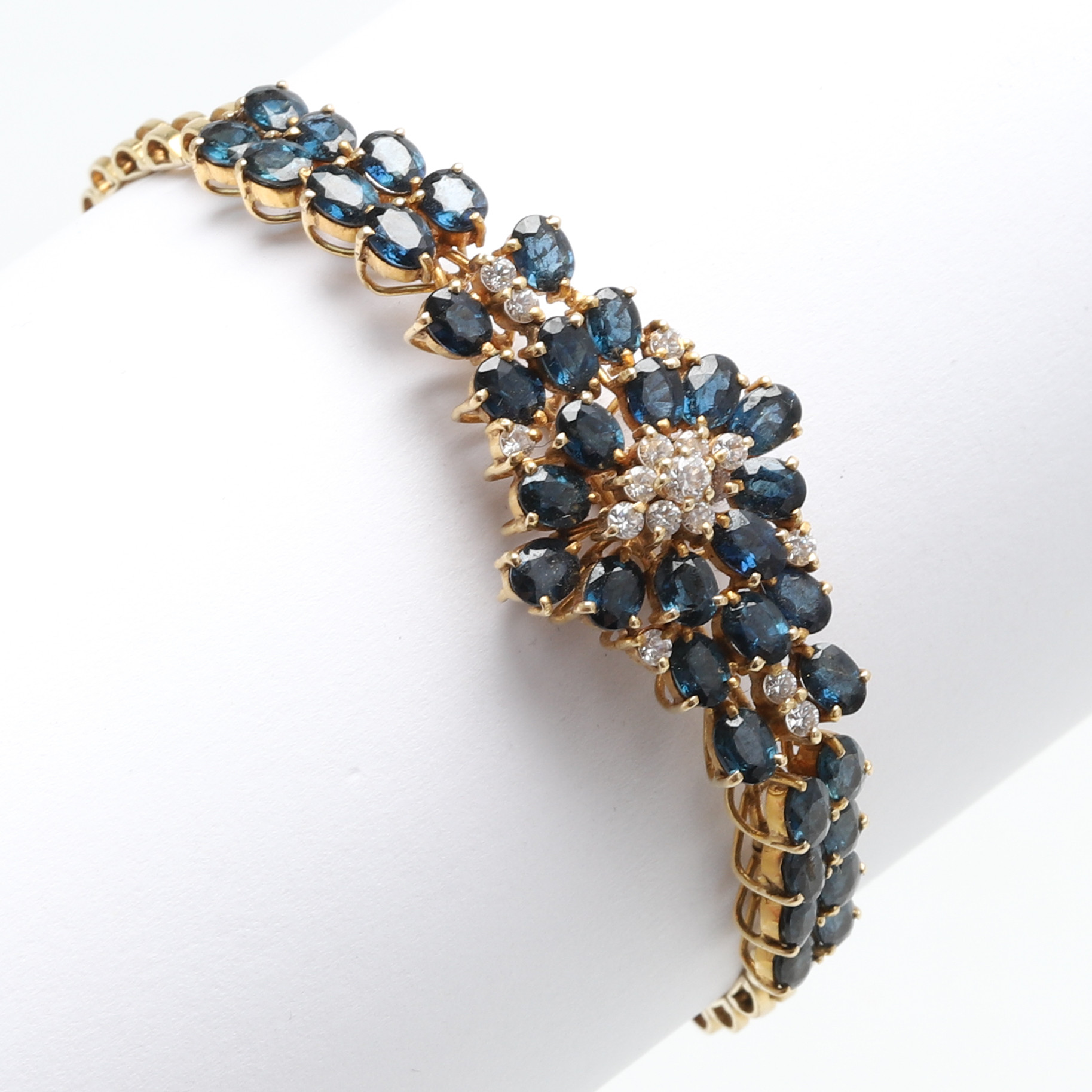 ARMBAND, 14 k guld. Syntetiska stenar. Vikt ca 10,5 gram.