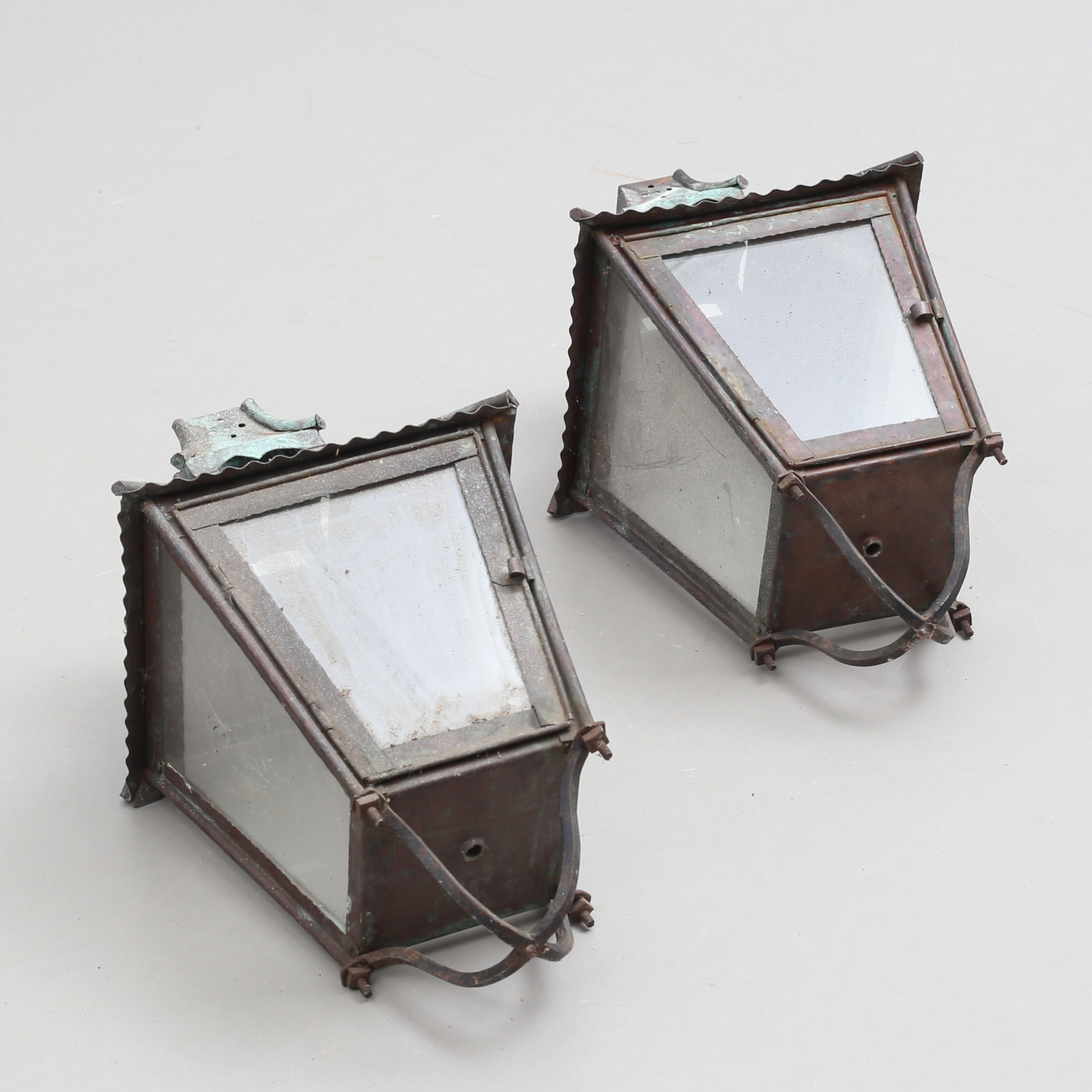 TRÄDGÅRDSLYKTOR, 2 st, koppar/glas, tidigt 1900-tal.