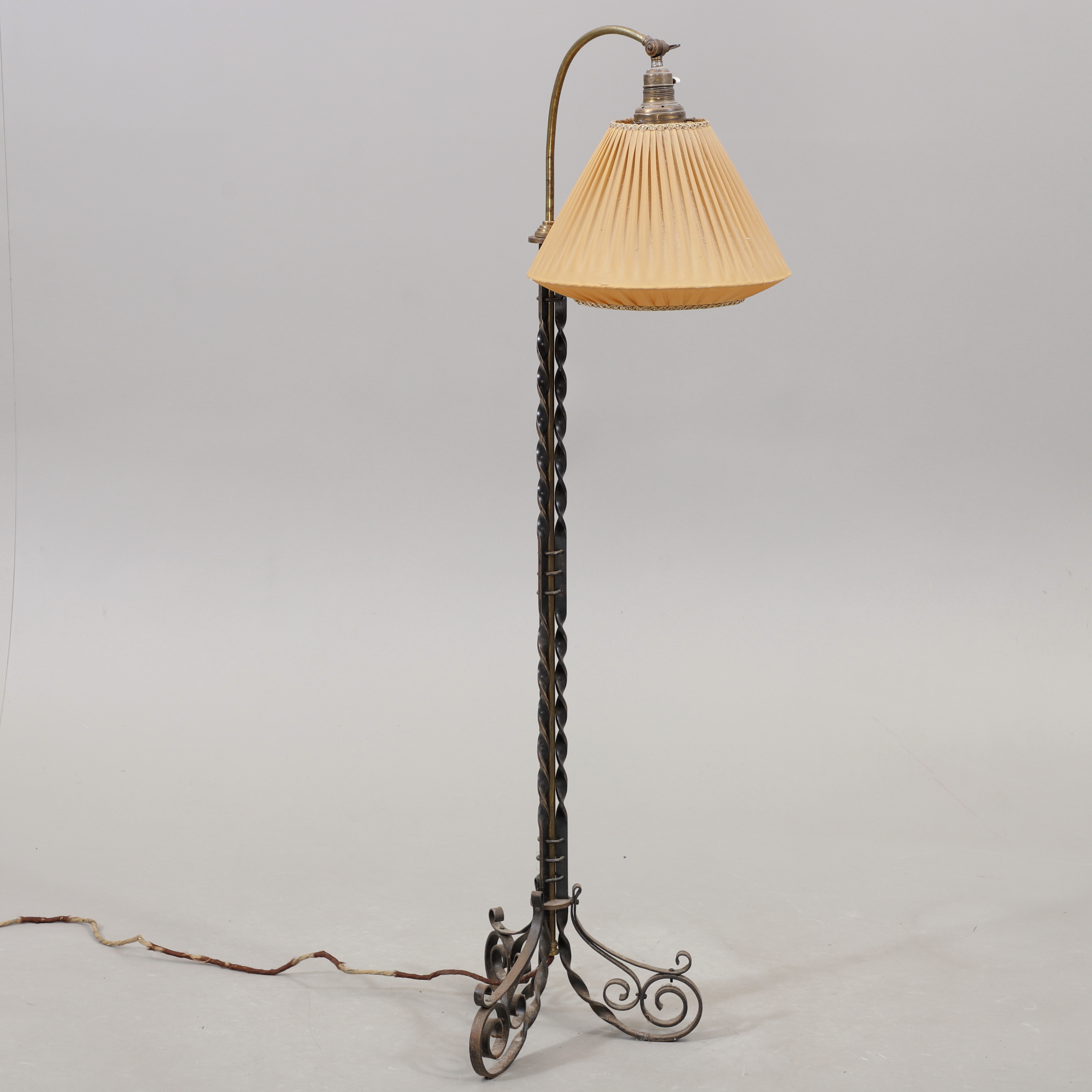 GOLVLAMPA, smide, 1900-talets första hälft.