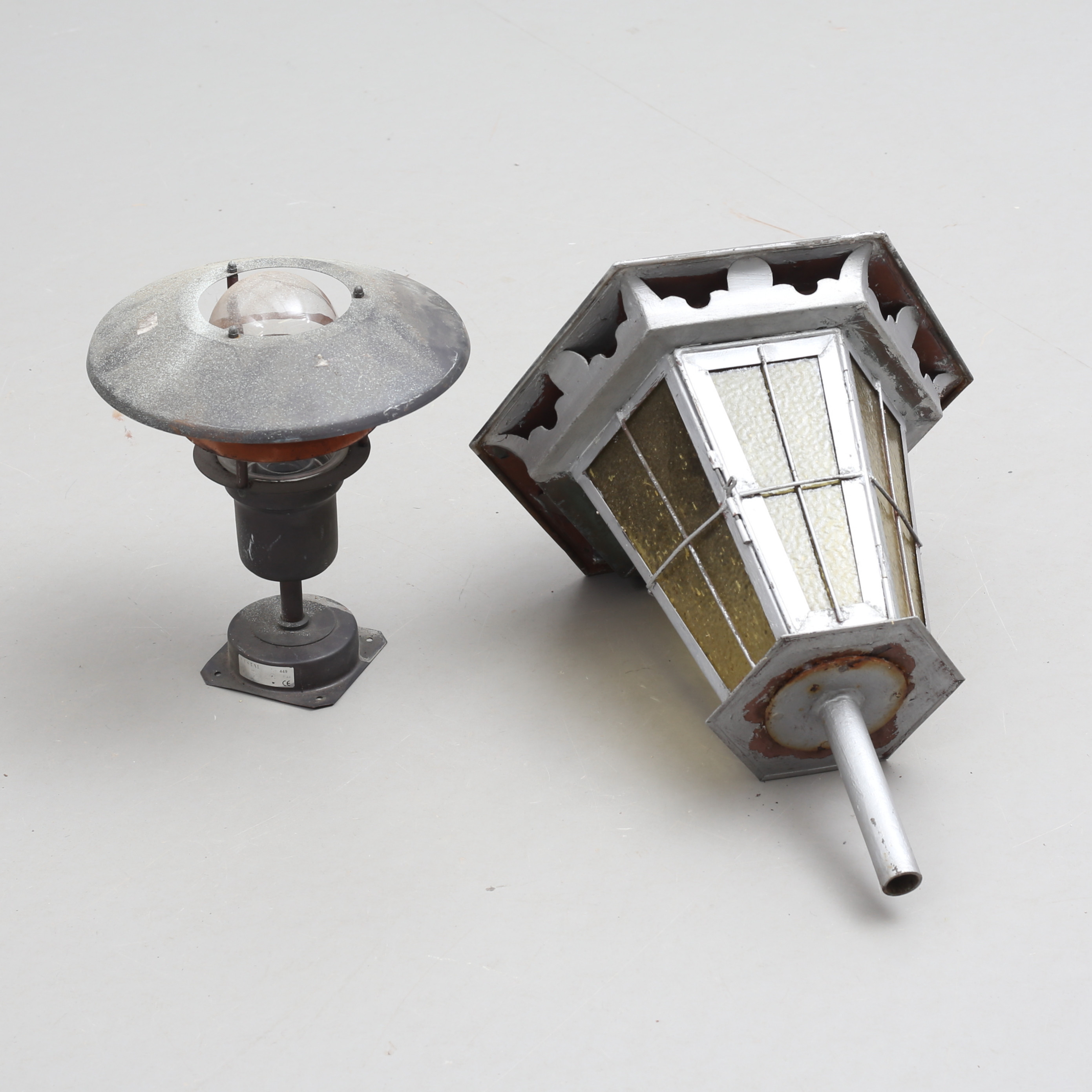 TRÄDGÅRDSLAMPOR, 2 st, varav en elektrisk, 1900-tal.