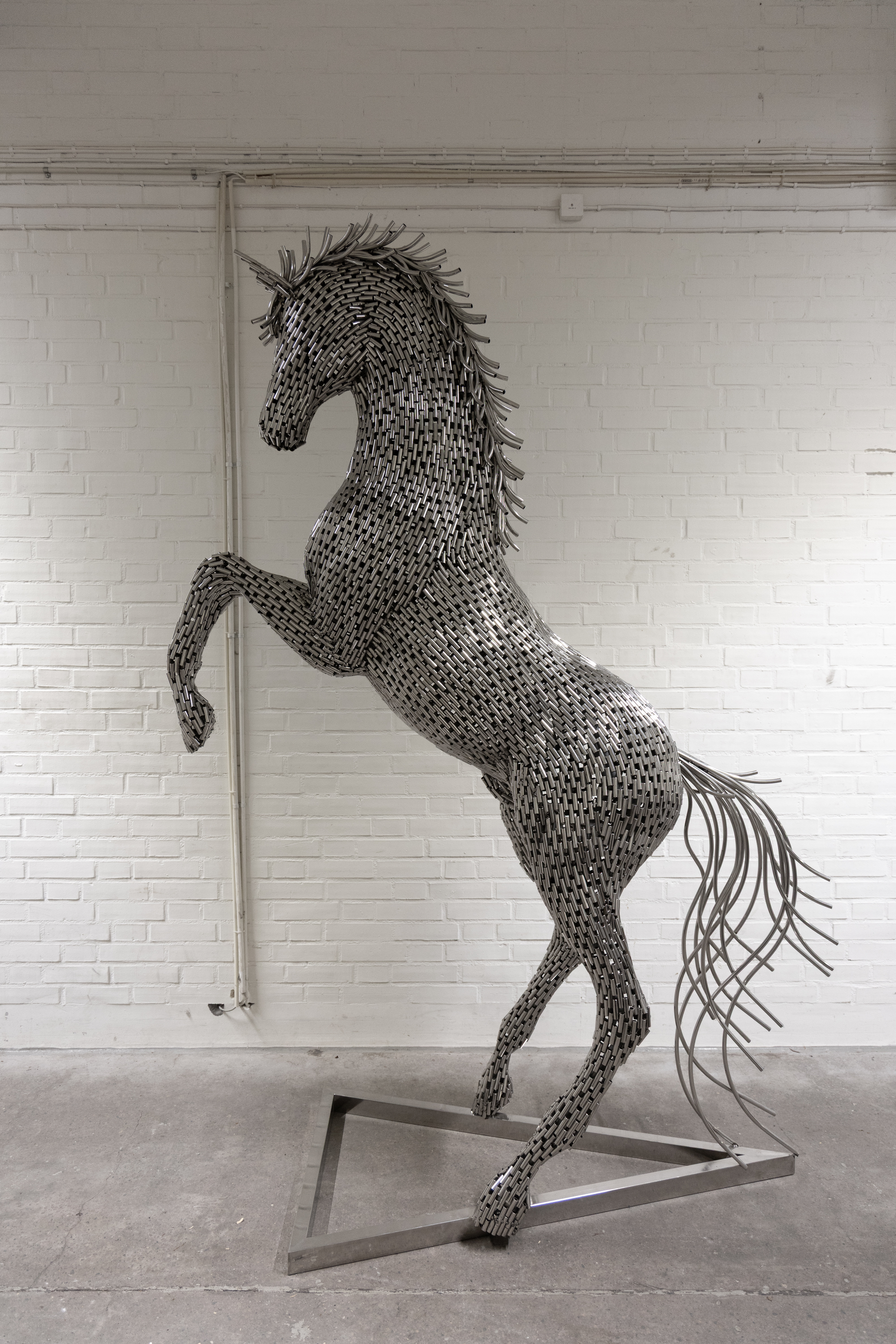 TIMBUL RAHARJO (INDONESIEN, 1969-2023). "Mustangen - The Rearing Horse", kromad stål.