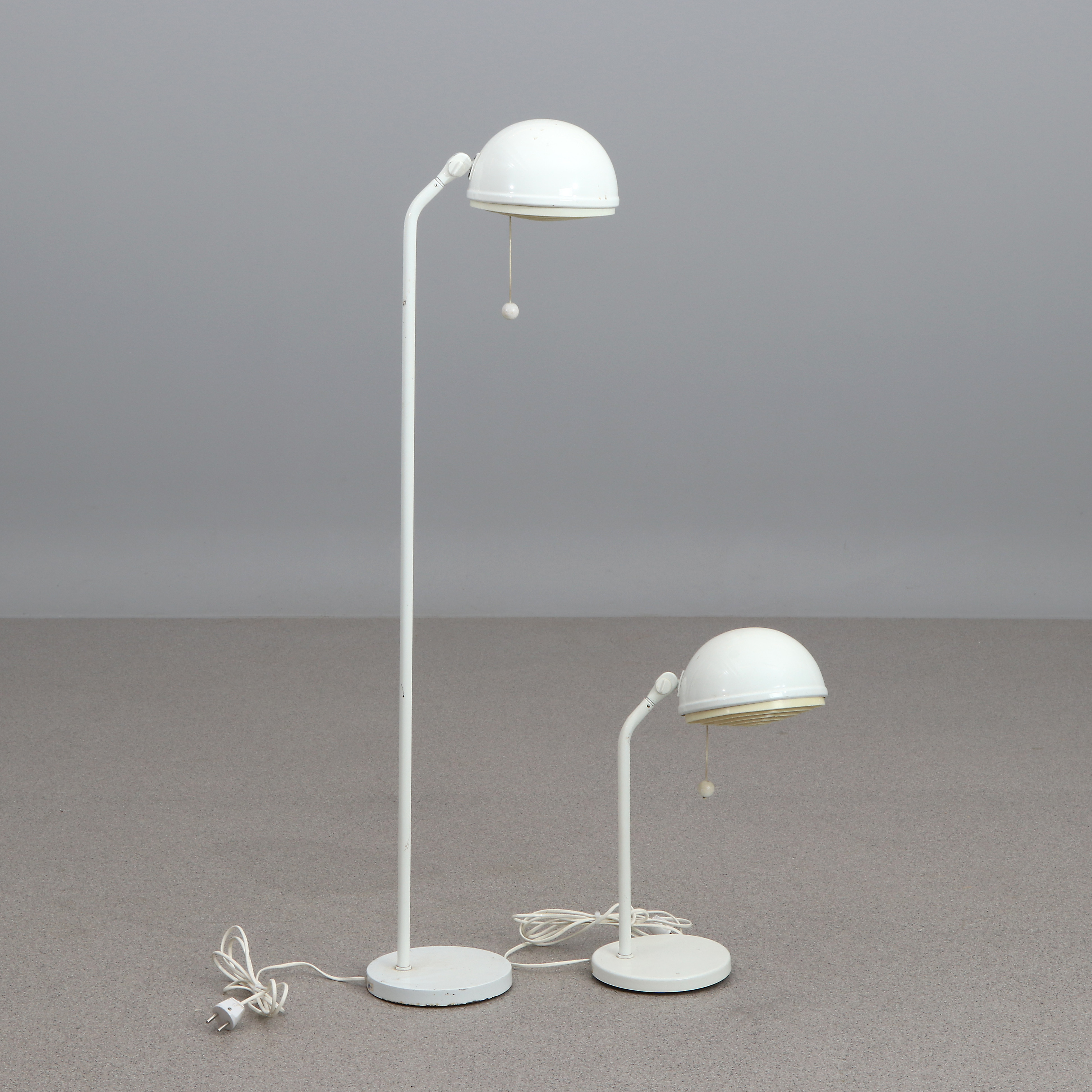 ELIT, GOLVLAMPA OCH BORDSLAMPA. Lackerad metall med plastraster. 1970-tal.