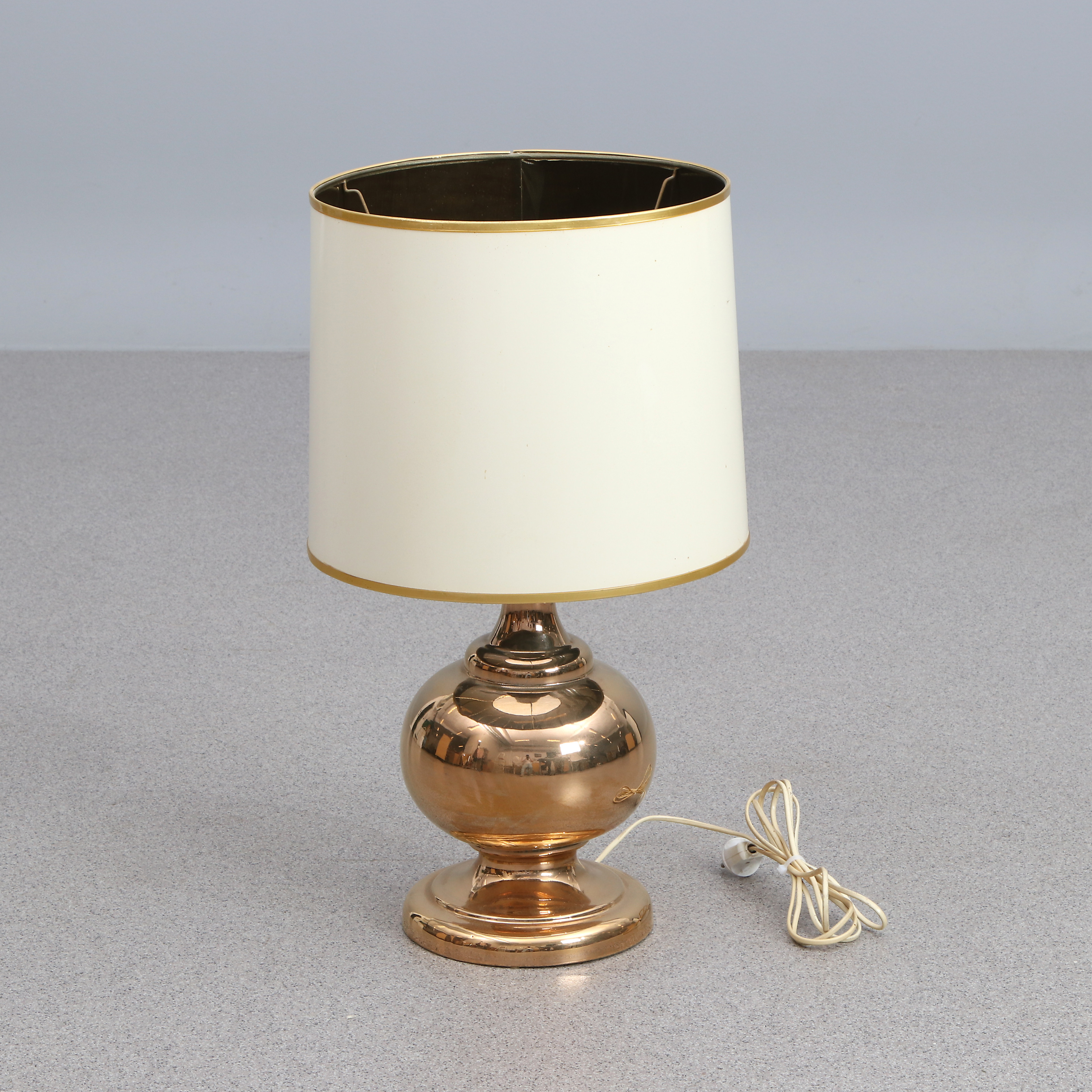 BORDSLAMPA. Förgylld keramik. 1900-talets andra hälft.