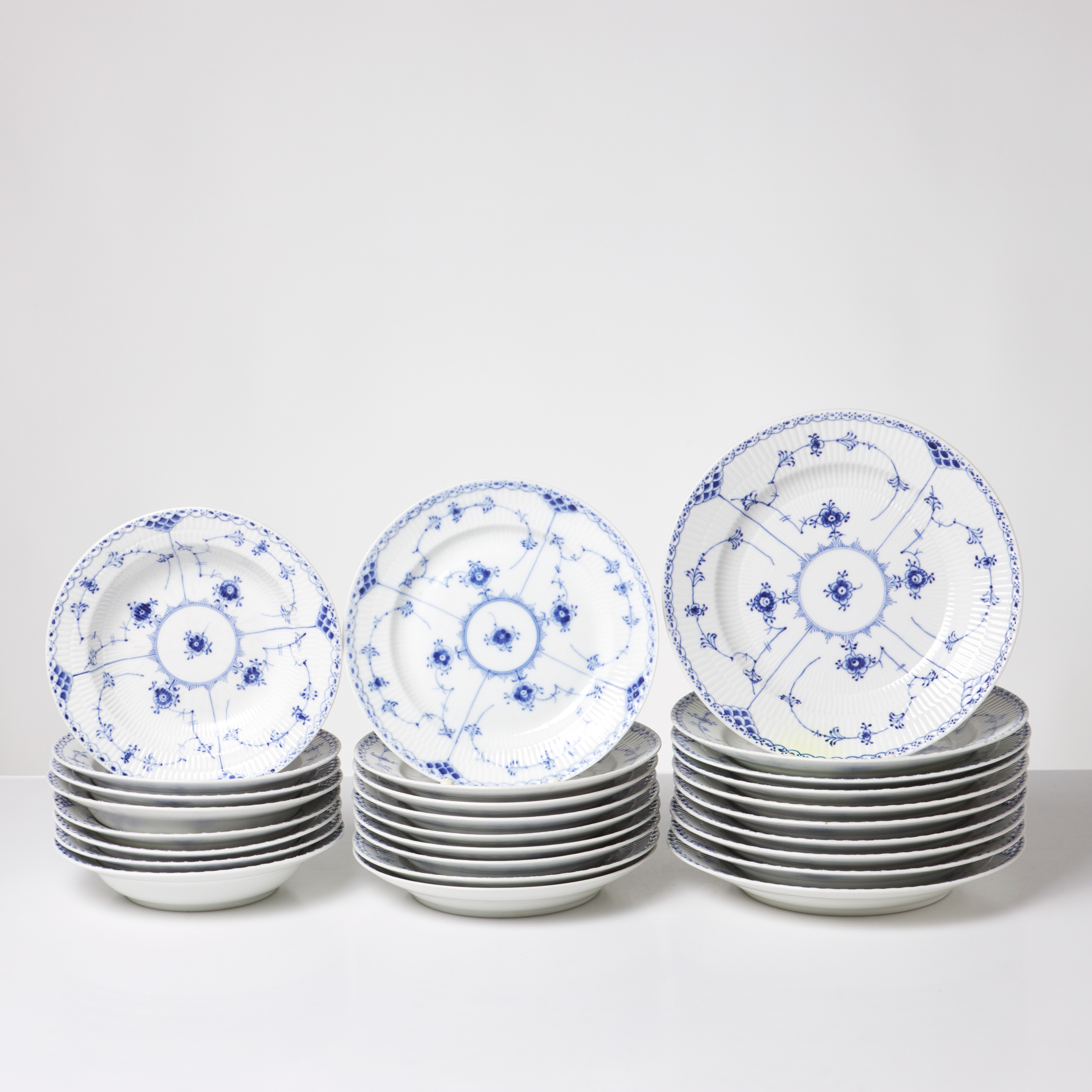 ROYAL COPENHAGEN. 26 dlr, Musselmalet, halvblond, porslin, underglasyr blått.