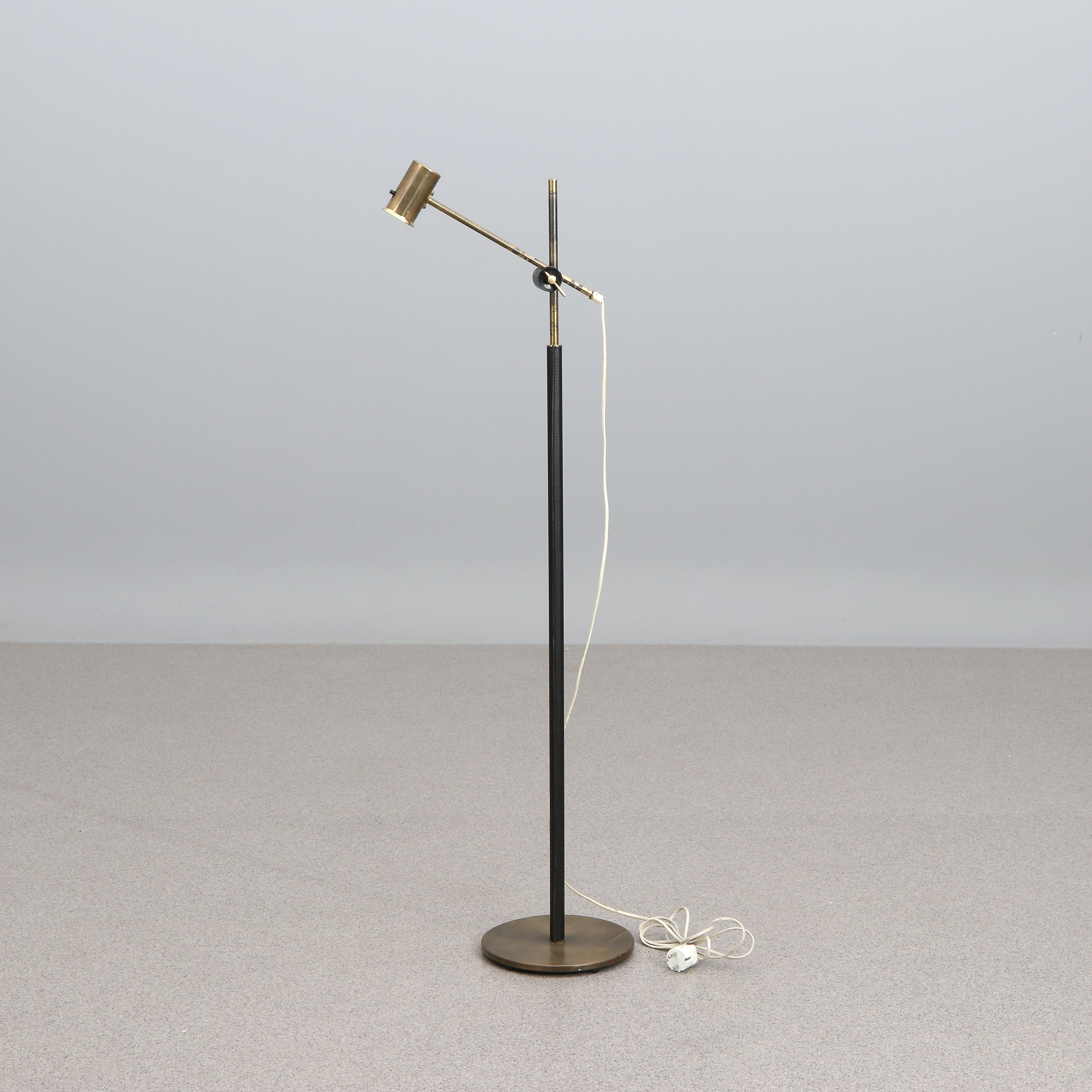 FALKENBERGS BELYSNING, GOLVLAMPA. Mässing med skinnklädd fot. Modell 7030. 1900-talets andra hälft.