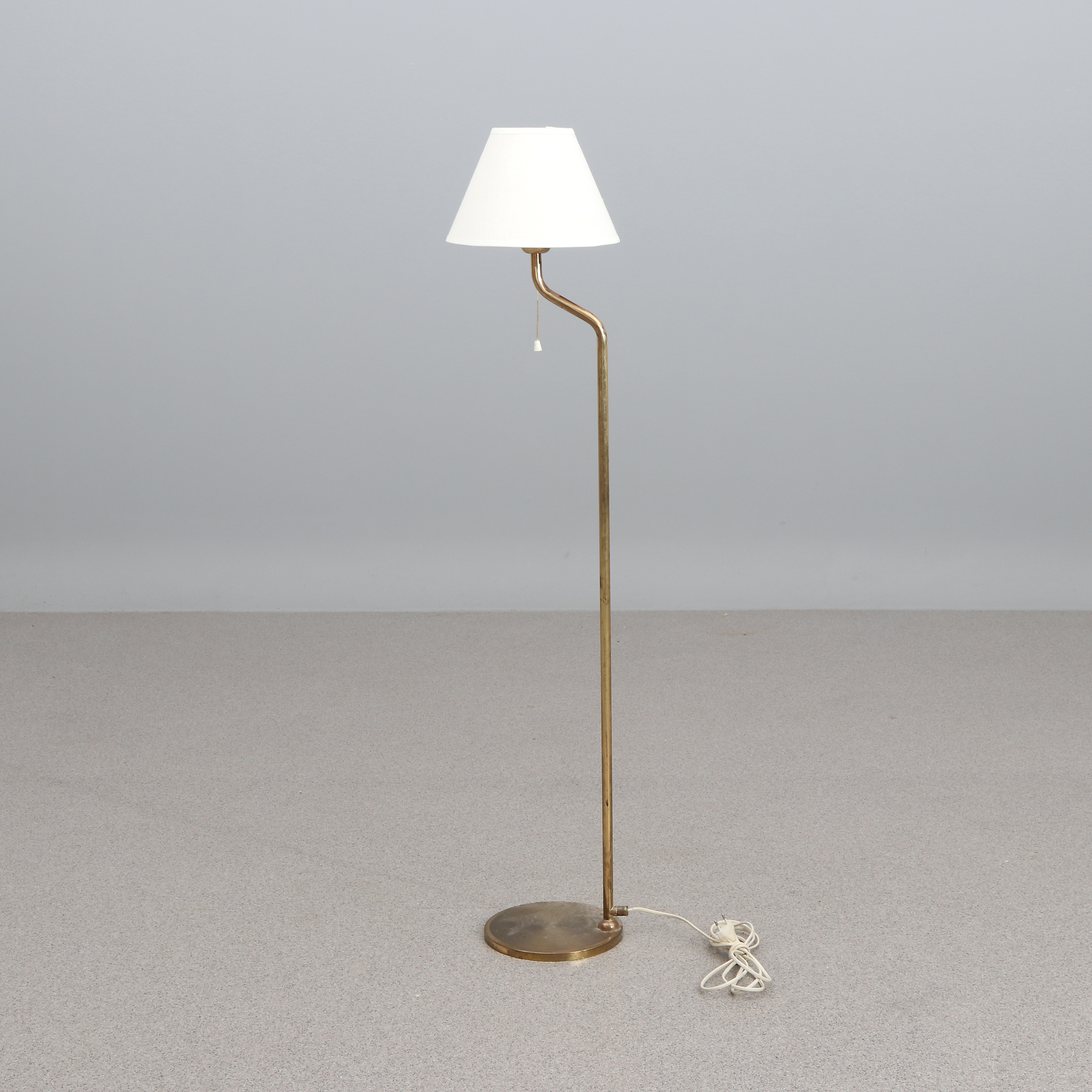NYA ÖIA, GOLVLAMPA. Mässing. Typ G126-2. 1900-talets andra hälft.
