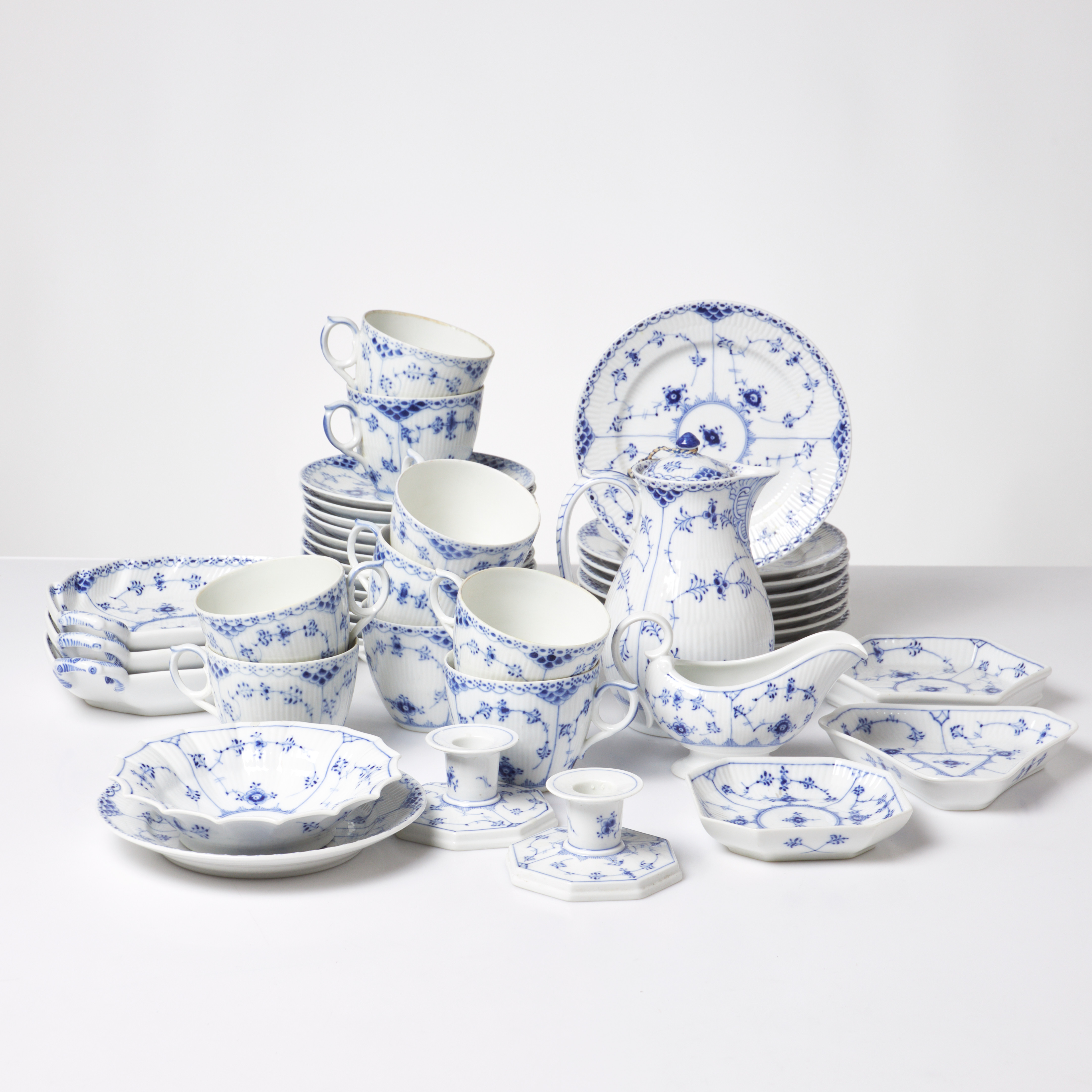 ROYAL COPENHAGEN. 27 dlr, Musselmalet, halvblond, porslin, underglasyrblått.