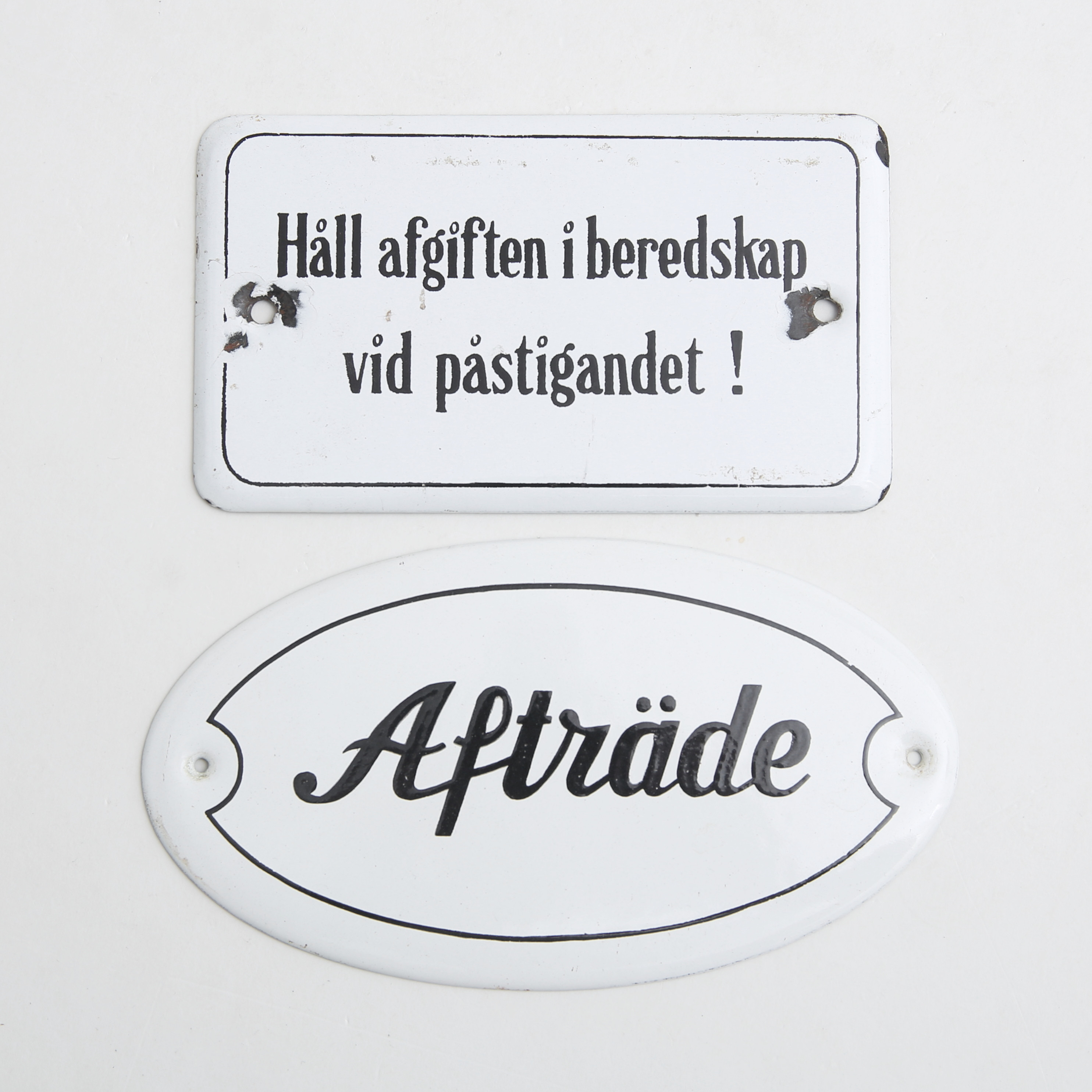 EMALJSKYLTAR, 2 st, "Håll afgiften i beredskap vid påstigandet !" samt "Afträde".