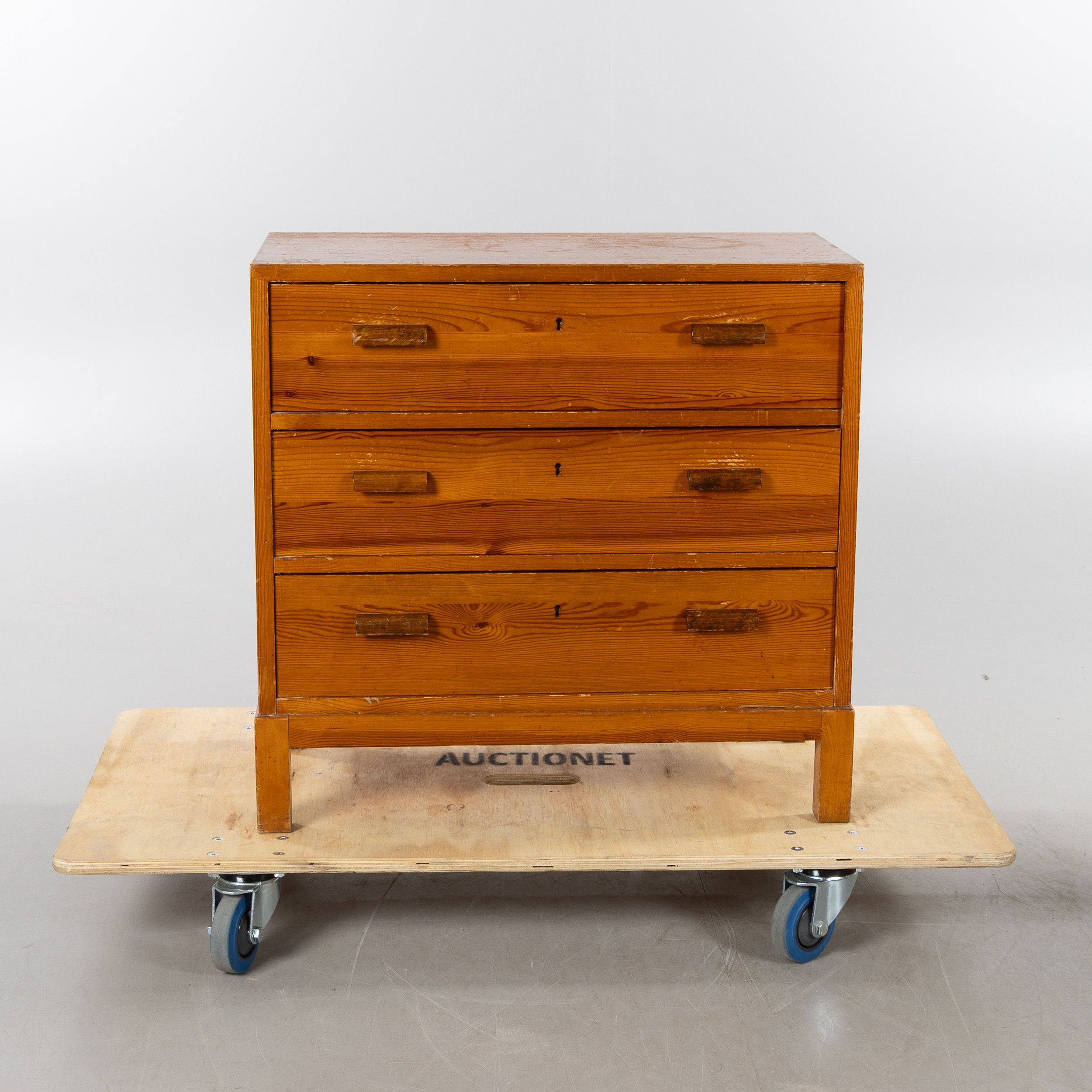 BYRÅ, 3-lådig, furu, sportstugemodell, 1900-talets första hälft.