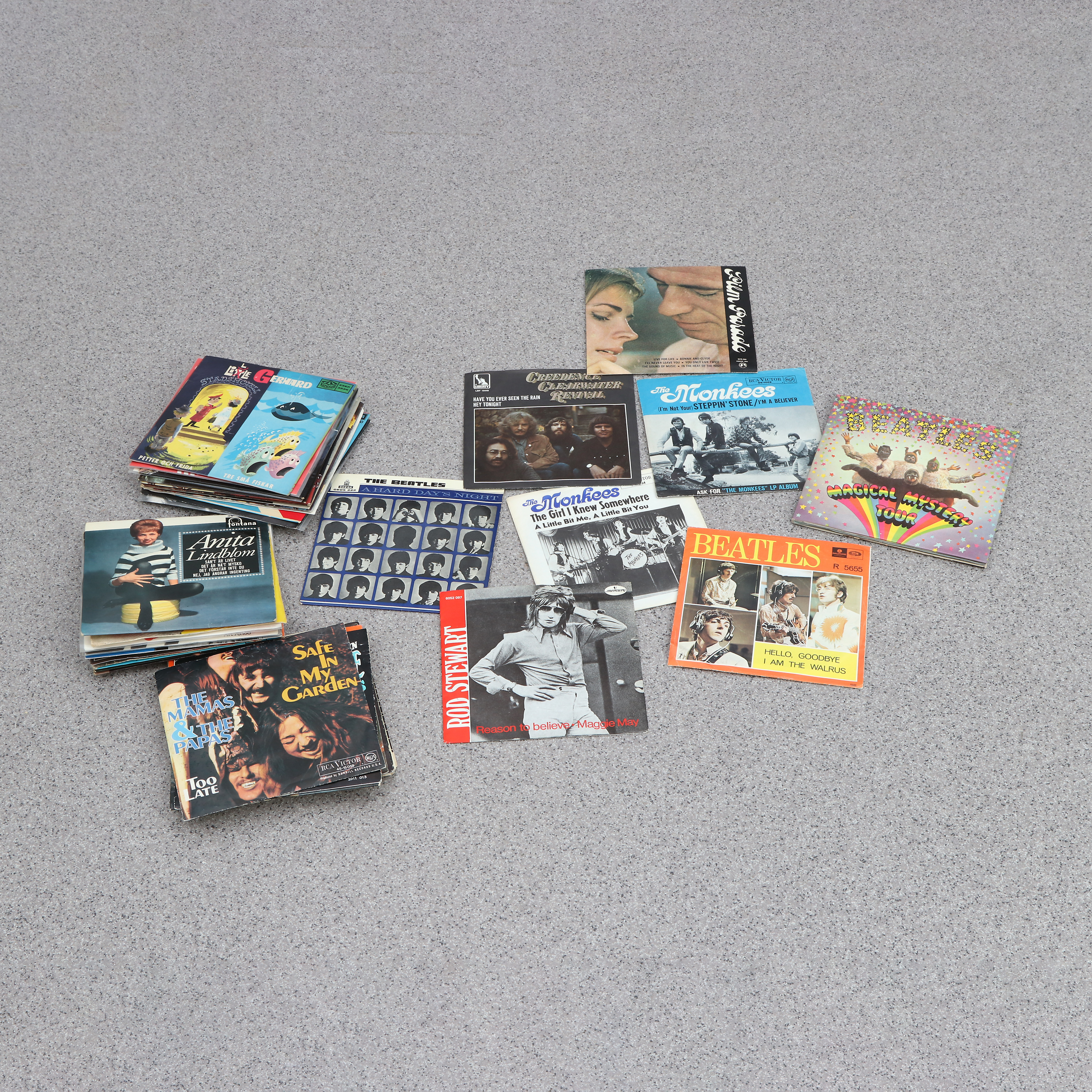 VINYLSINGLAR, 40 ST. Bl.a. The Beatles och The Monkeeys.