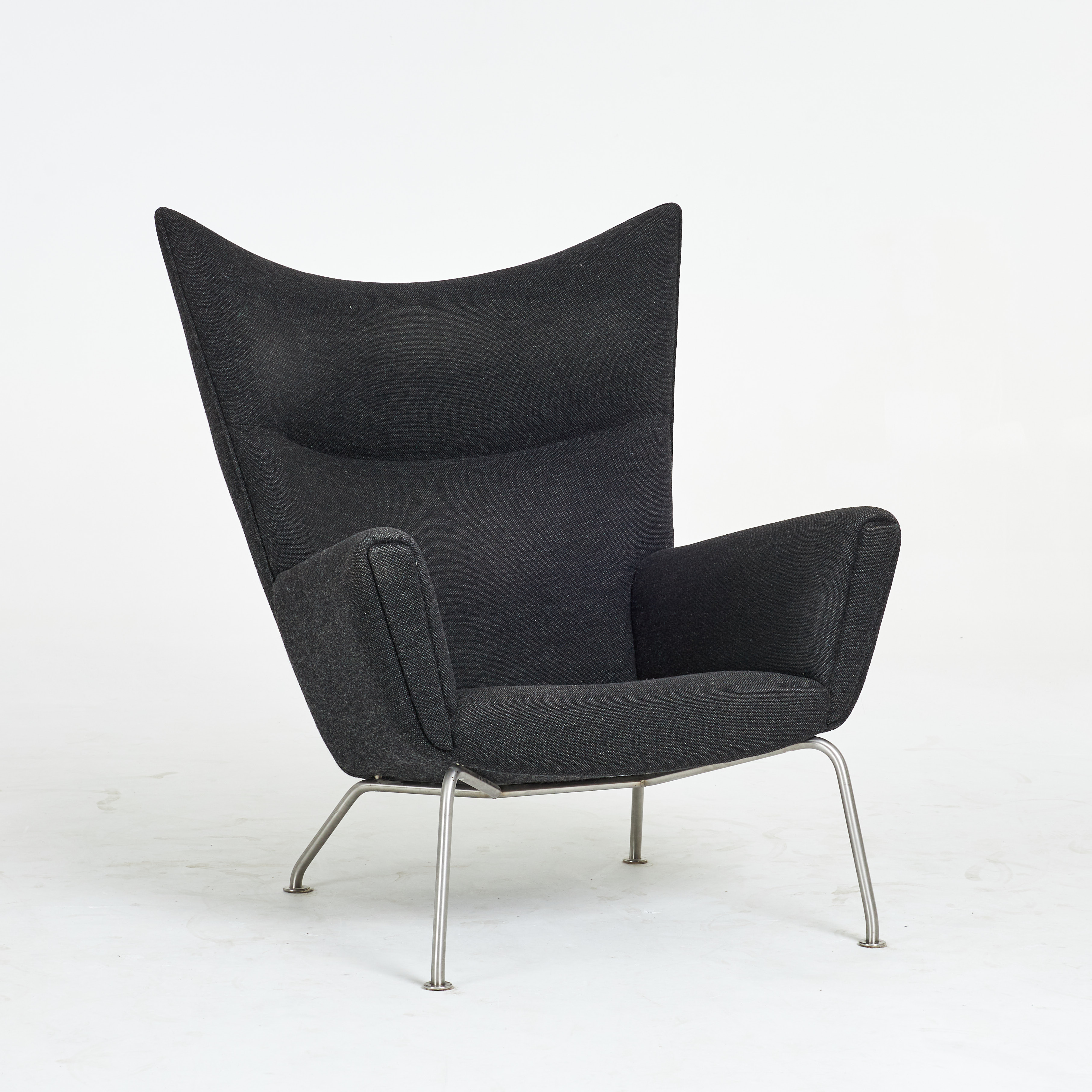 HANS J WEGNER. "Wing chair", Carl Hansen & Söner, modell CH445, ben i mattpolerat stål, klädsel i textil, Danmark.
