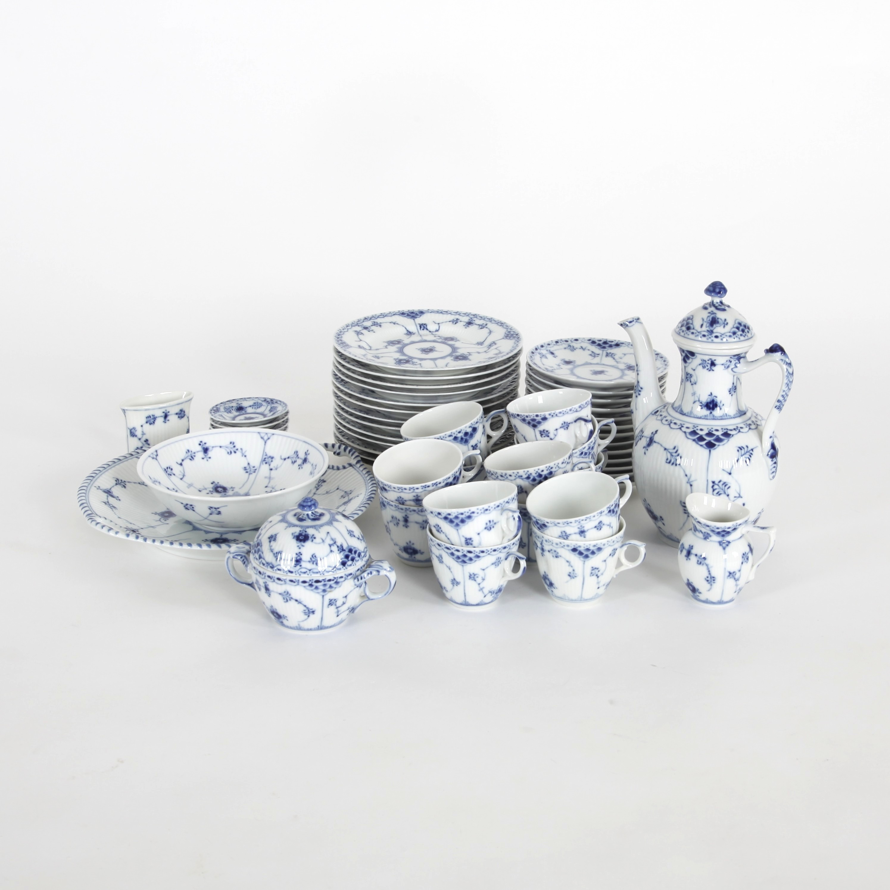 KAFFESERVIS, 48 delar, "Musselmalet halvblond", Royal Copenhagen, 1960-tal.