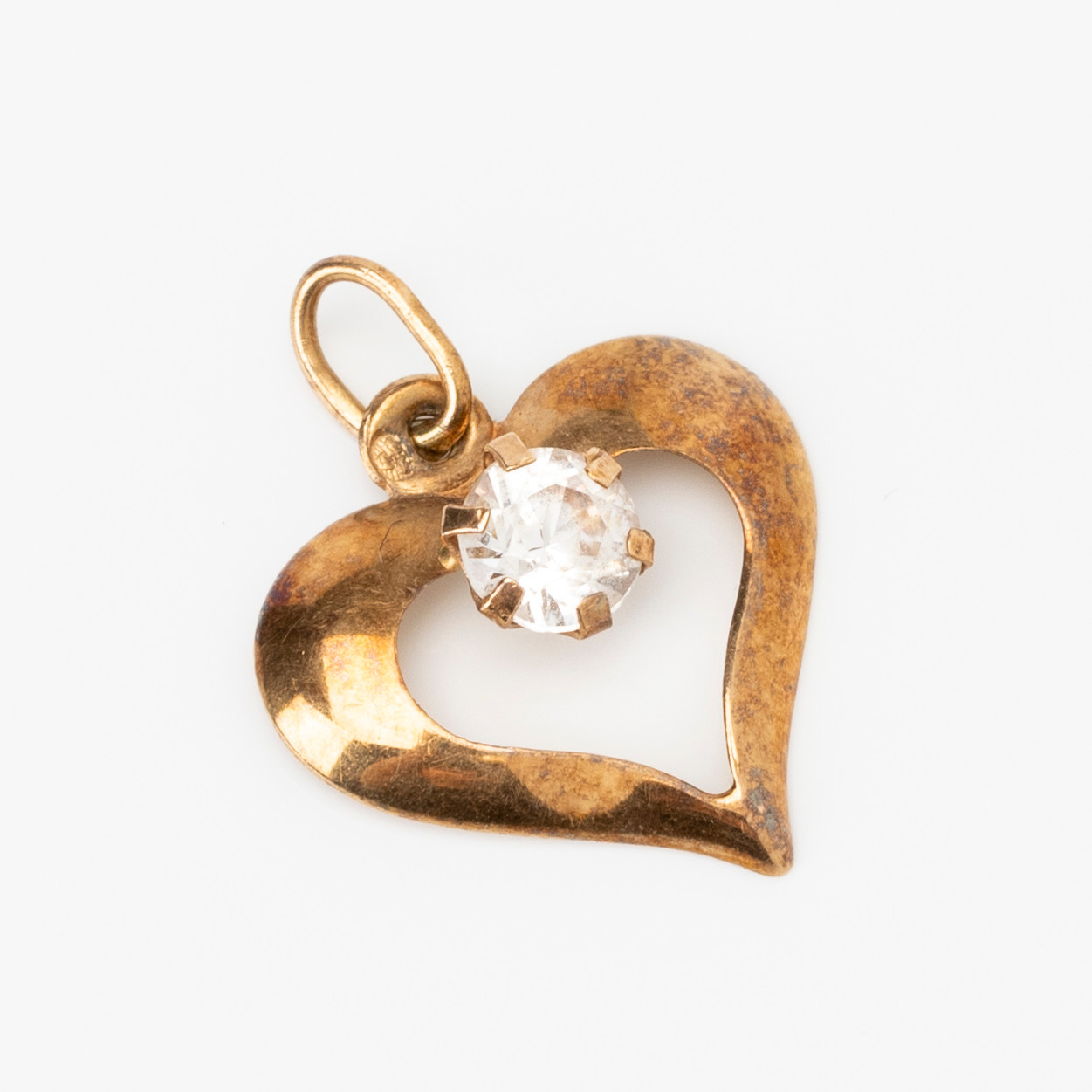 HÄNGE, guld, 18K, hjärtformat med en vit sten, A/K svensk importstämpel.
